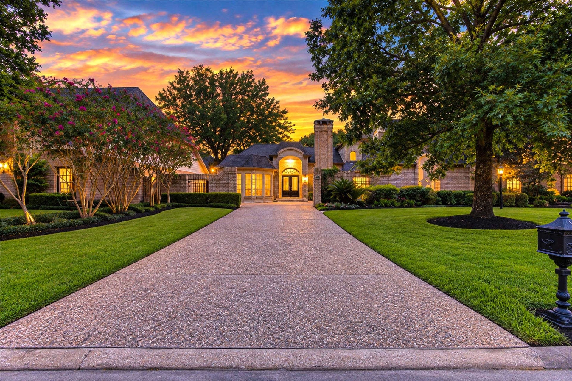 807 Spear Point Cove, Houston, TX 77079 Come home to the beauty and tranquility of Memorial Thicket, where mature trees, beautifully maintained grounds and a gracious approach set the stage for an elevated lifestyle in one of the Energy Corridors desirable residential settings.