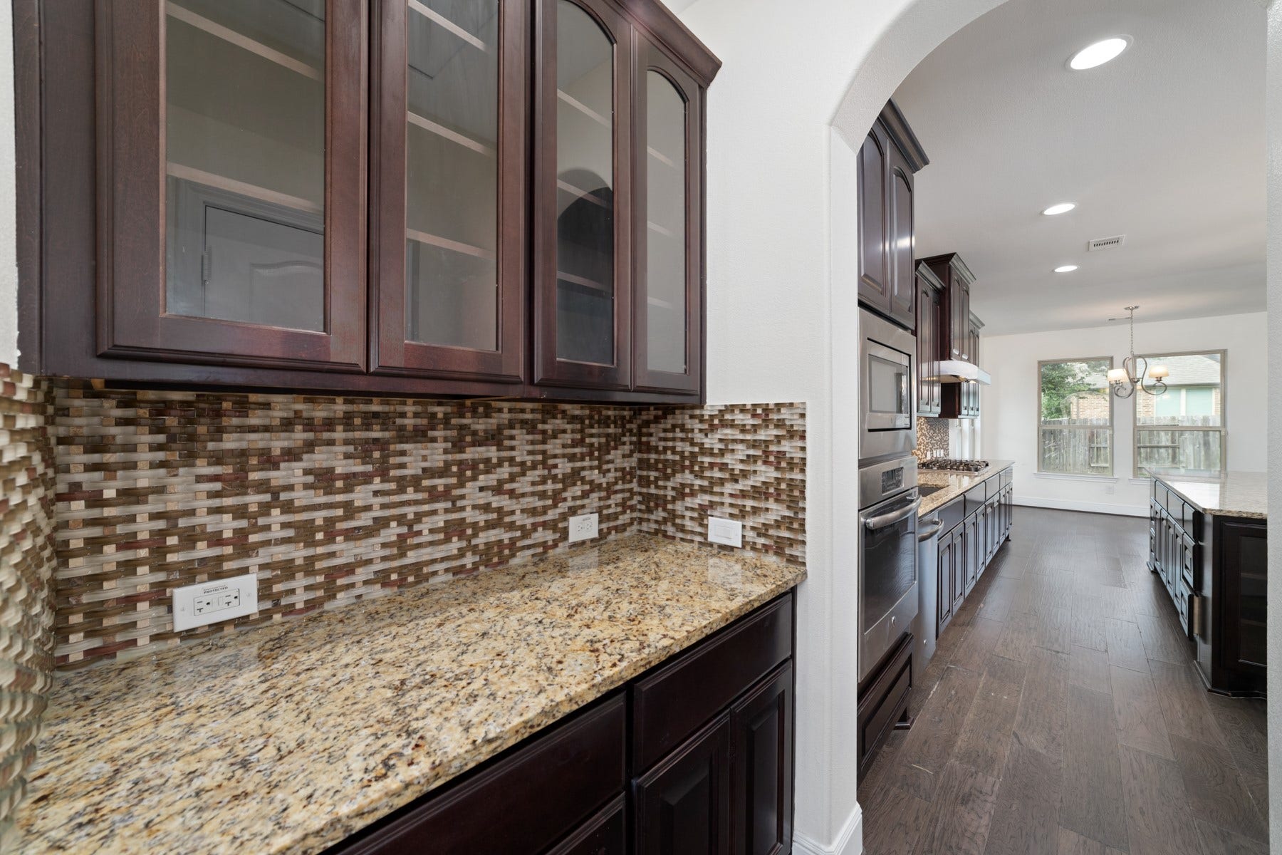 11103 Dowbeck Avenue, Richmond, TX 77407 A bulter's pantry is perfect to store away your party items, wine glasses and additional entertainment items.