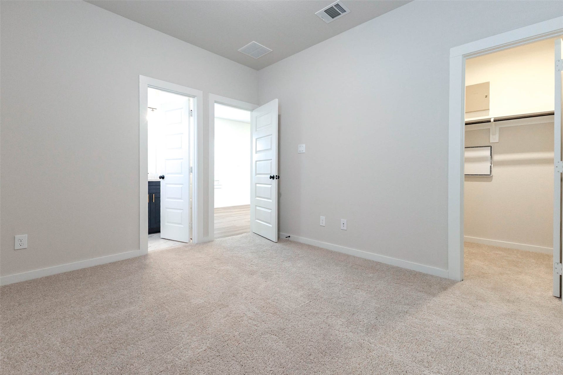 1007 Santee Ct Court, Rosharon, TX 77583 This carpeted bedroom feels bright and quiet, with soft neutral walls that work with any bedding or furniture. Two doors lead to an adjoining bath and a walk-in closet, making it a flexible fit for a guest room, a home office or a bedroom for a family member who wants privacy and plenty of storage. Fresh paint and plush carpet are ready for the first move-in.