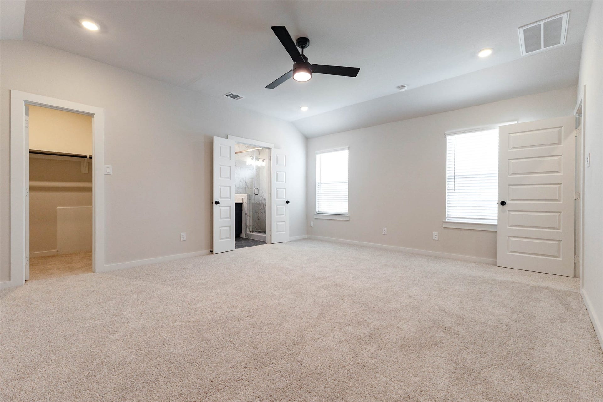 1007 Santee Ct Court, Rosharon, TX 77583 The primary bedroom is large enough for a king bed, seating area and dressers, with a ceiling fan and recessed lights for easy comfort. Double doors open to the spa-style bath, and another door leads to a walk-in closet, so getting ready is simple and private. Two windows with blinds bring in plenty of natural light, and the plush carpet is gentle underfoot first thing in the morning.