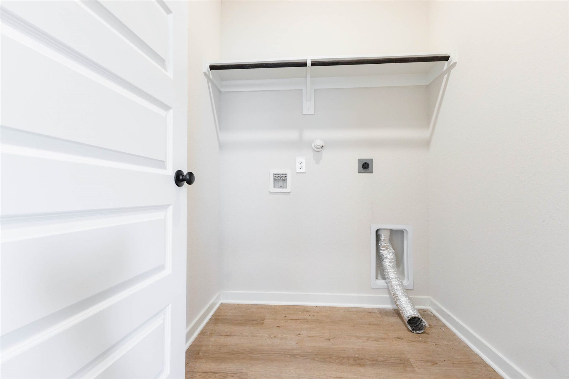 1007 Santee Ct Court, Rosharon, TX 77583 The laundry room is thoughtfully equipped with washer connections, electric and gas dryer hookups, a dryer vent and a wall shelf with hanging rod for drying delicates or storing supplies. Wood-look flooring continues here and a full-size door keeps noise out of the living area. Everything you need for laundry day is right at hand, making it a smart, convenient feature.