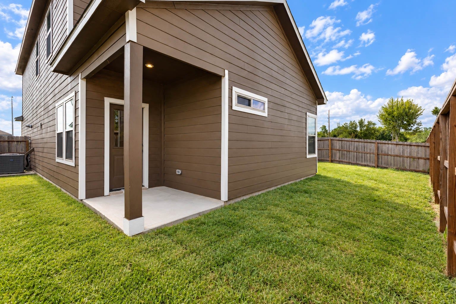 1007 Santee Ct Court, Rosharon, TX 77583 The back of the home features a covered patio with a recessed light, a perfect spot for a morning coffee or weekend barbecue rain or shine. The fenced backyard gives pets and kids a safe place to play, and the open lawn has room for a garden, play set or outdoor seating. A back door opens directly into the home for easy indoor-outdoor living.