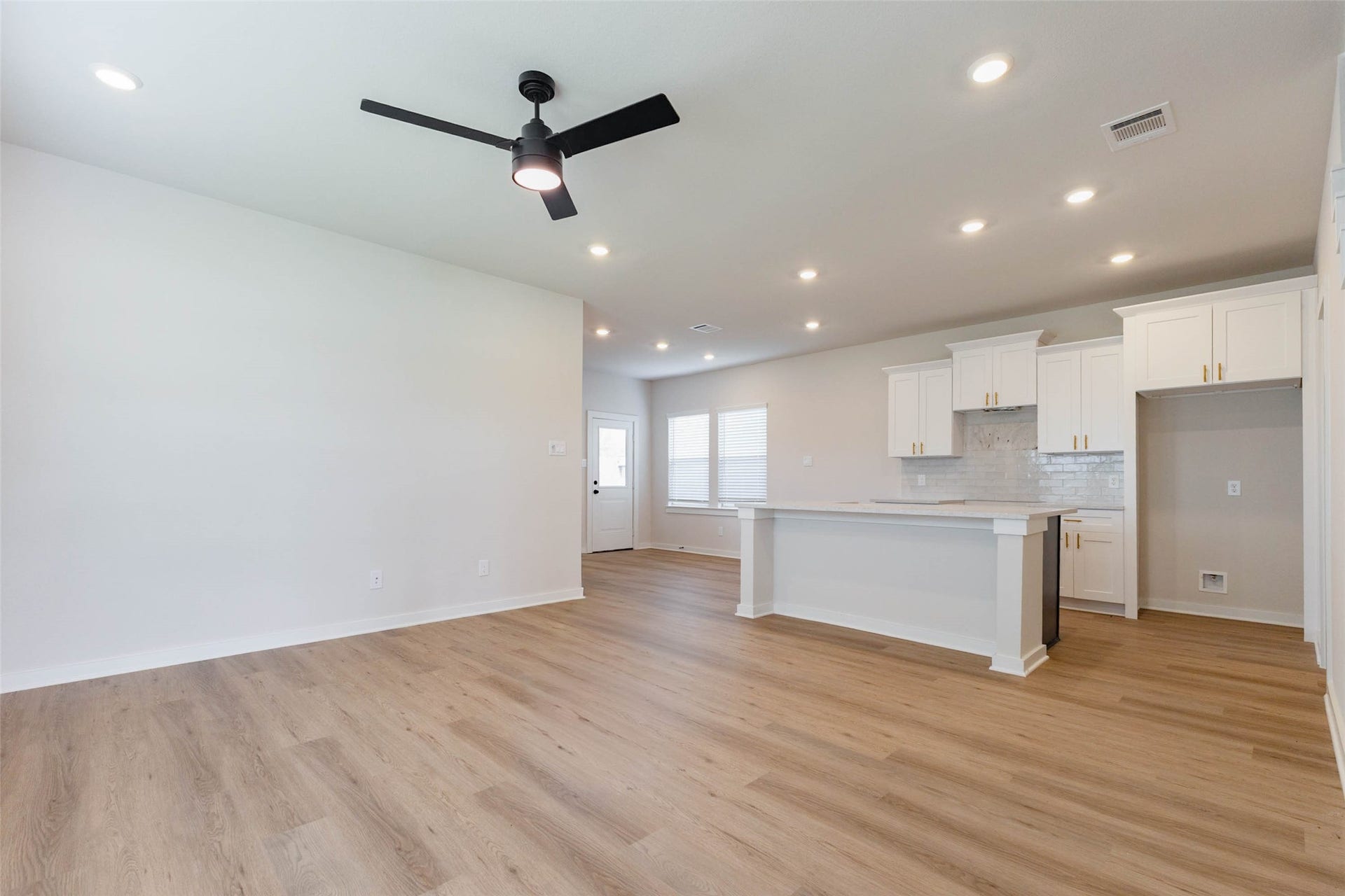 1007 Santee Ct Court, Rosharon, TX 77583 The open living area is generous enough for a full sectional and a dining table, with a ceiling fan overhead and recessed lights throughout. Wood-look flooring runs seamlessly into the kitchen so the cook never misses the conversation. Windows along the back wall pull in natural light all day, making this the natural gathering spot for movie nights, game days and holiday meals.