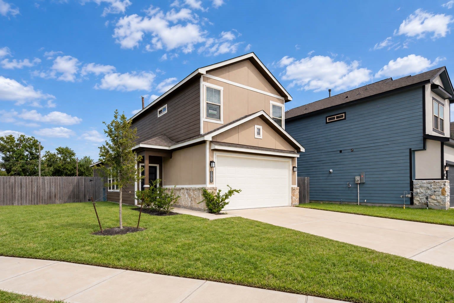 1007 Santee Ct Court, Rosharon, TX 77583 Welcome to 1007 Santee Ct, a brand-new two-story home in the Glendale Lakes community. Warm tan siding, stone accents and a crisp white two-car garage door give it fresh curb appeal, while the young tree and clean green lawn leave room for the new owner to make the yard their own. A wide driveway means easy parking for the family and guests the moment you pull up and step out.