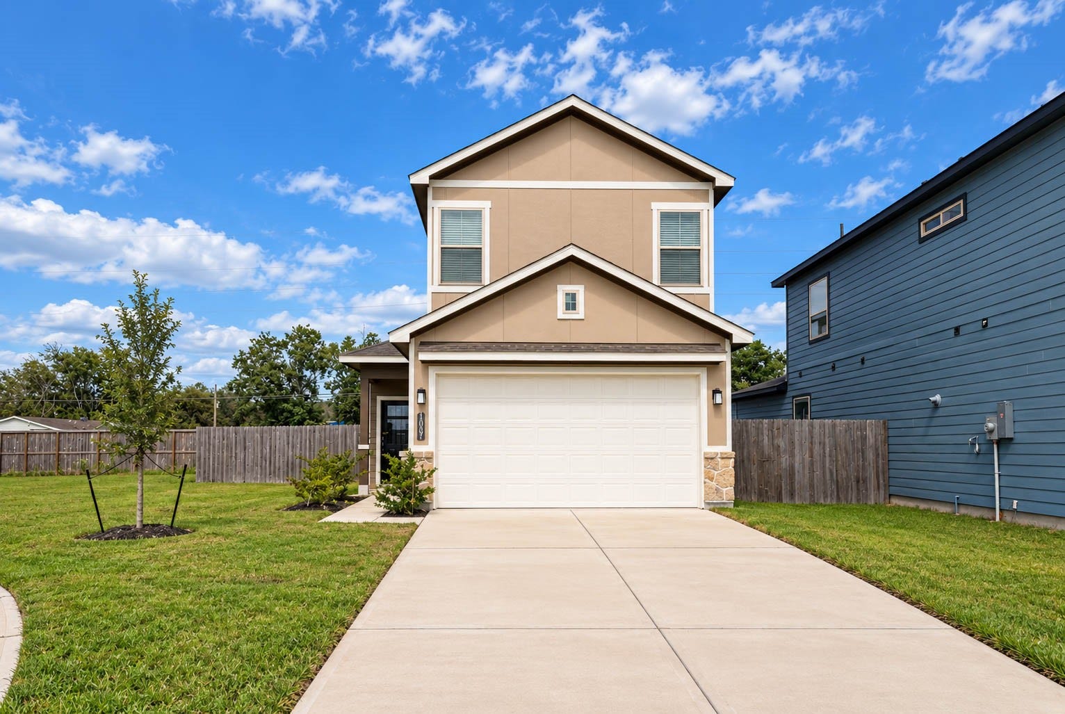 1007 Santee Ct Court, Rosharon, TX 77583 Head-on, the symmetrical gable roofline and framed double garage show off the craftsmanship of this Saratoga Homes design. The broad concrete driveway fits multiple cars side by side, and the covered entry sits just off the garage. Open sky and a tidy lawn give the street a calm, spacious feel, and since the home has never been lived in, you start with a true blank slate.