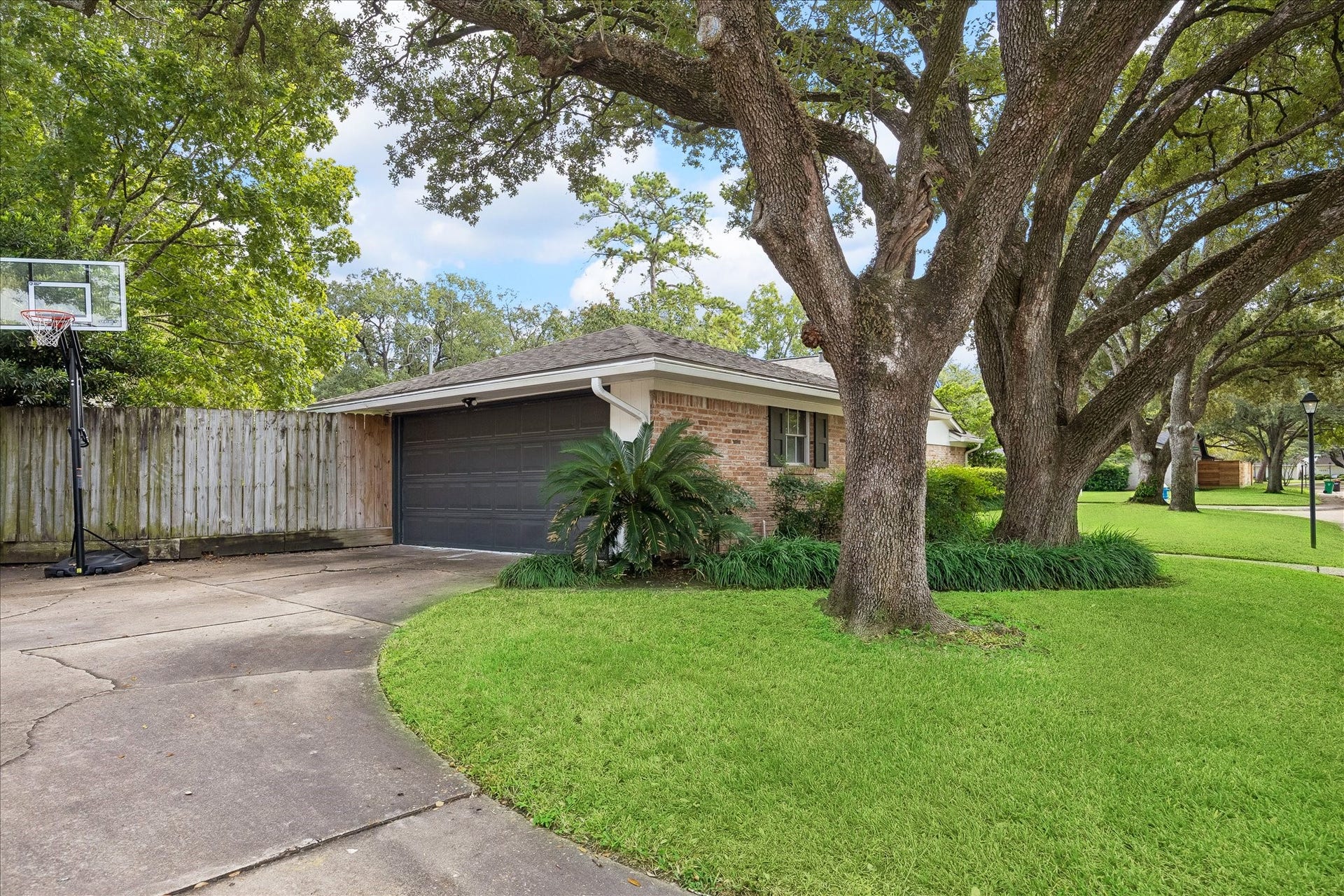 10050 Wickersham Lane, Houston, TX 77042