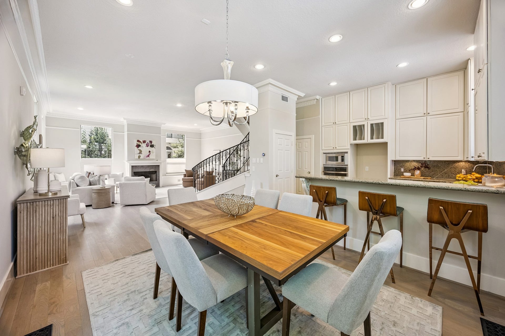 1477 Missouri Street, Houston, TX 77006 Open dining area with additional breakfast bar seating and seamless connection to the living room.