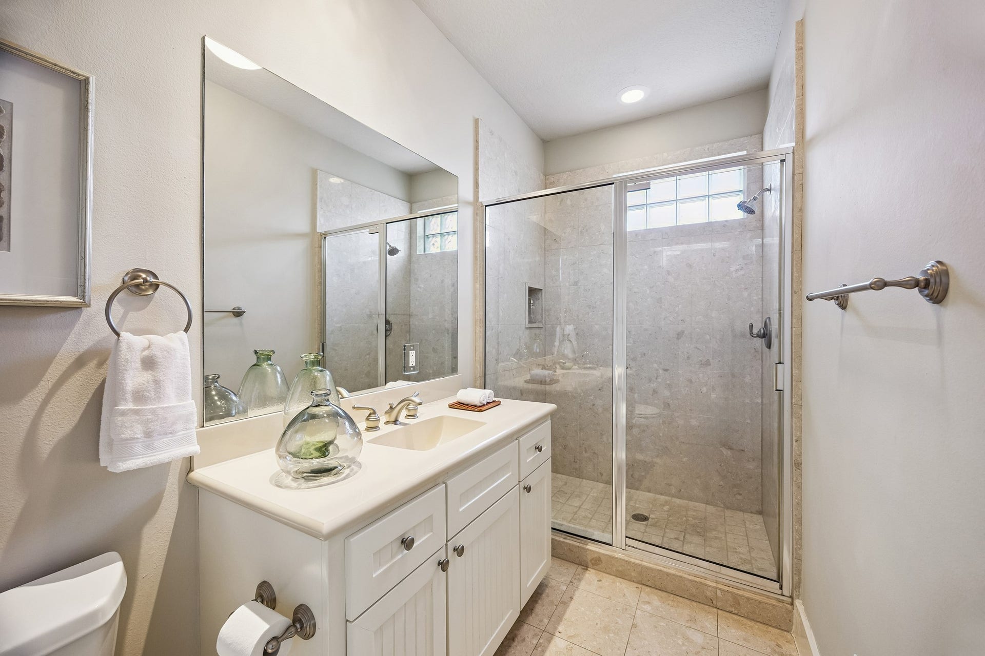1477 Missouri Street, Houston, TX 77006 The full ensuite bath serving the first-floor bedroom features a glass enclosed walk-in shower.