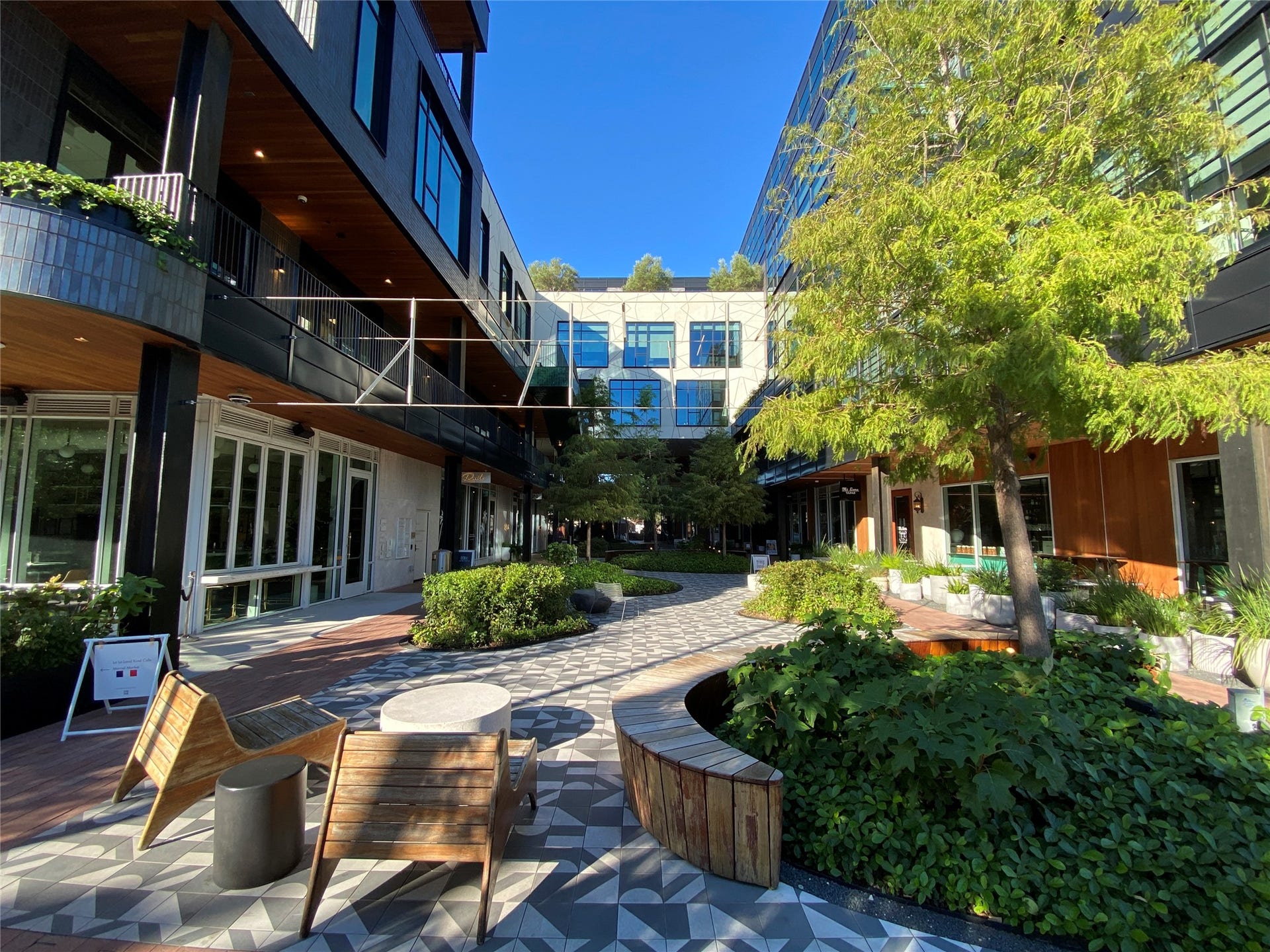1477 Missouri Street, Houston, TX 77006 Just 3 blocks from 1477 Missouri is the Montrose Collective which houses several outstanding restaurants and other popular businesses.