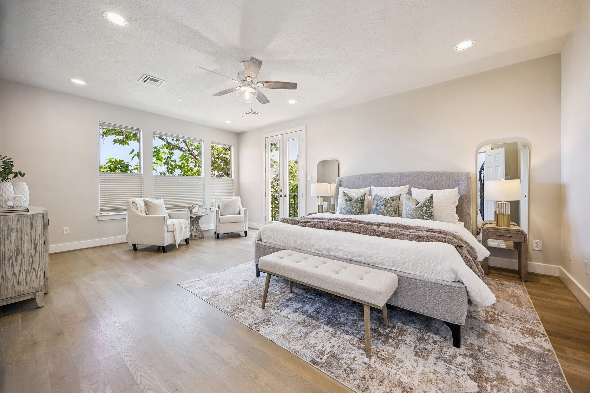 1477 Missouri Street, Houston, TX 77006 Spacious primary suite with hardwood flooring, multiple windows and private balcony access.