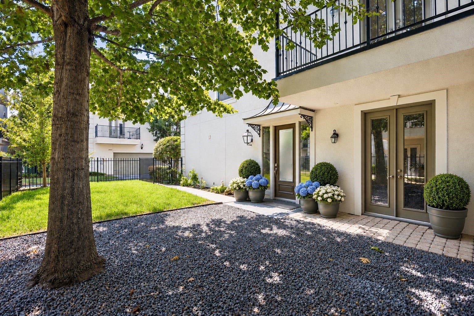 1477 Missouri Street, Houston, TX 77006 Desirable Hyde Park end-unit offering exceptional privacy, wonderful natural light and a rare private grass yard shaded by established landscapingall within a gated community.