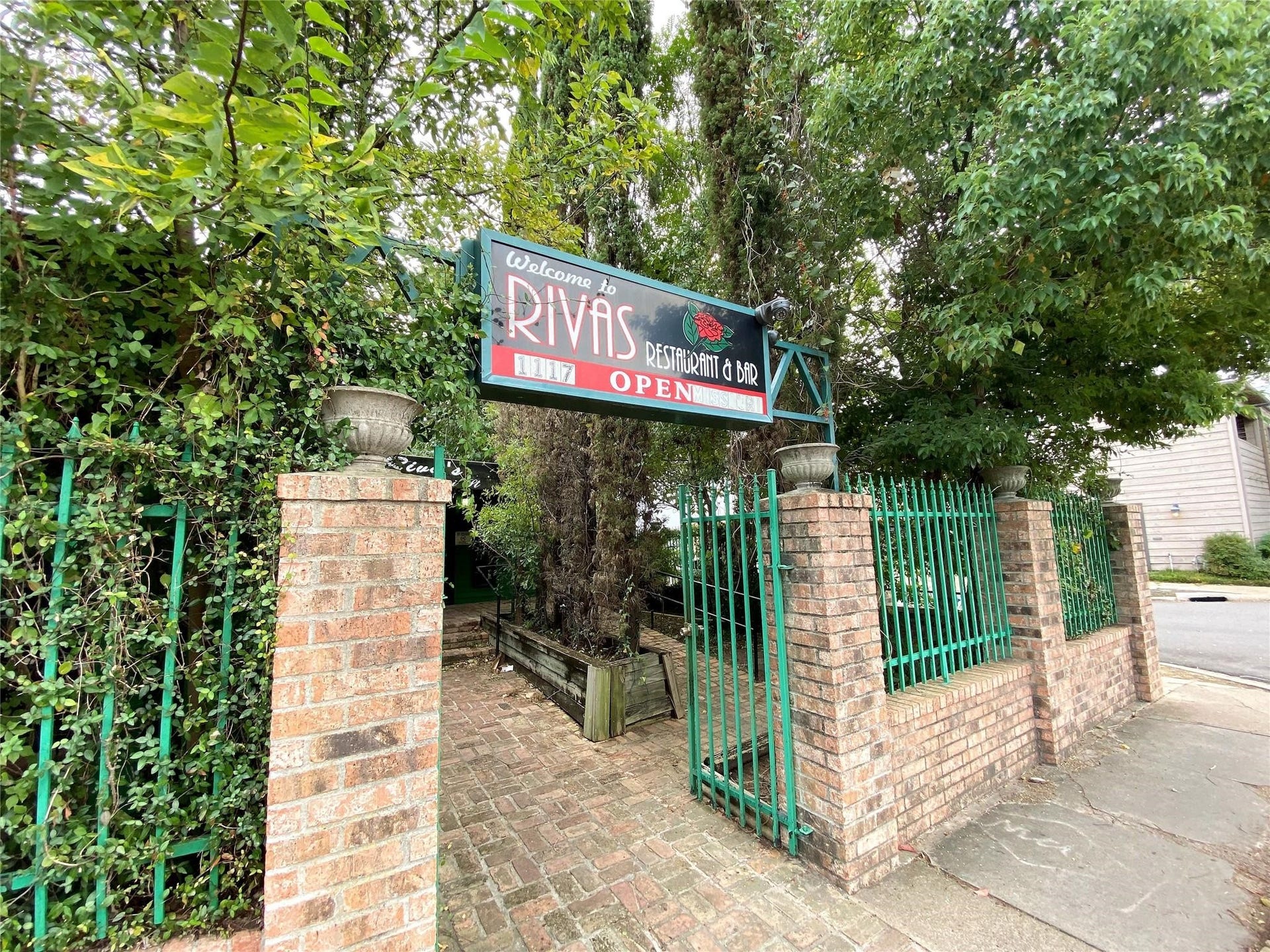 1477 Missouri Street, Houston, TX 77006 Nearby is a Montrose staple, Rivas Italian Restaurant