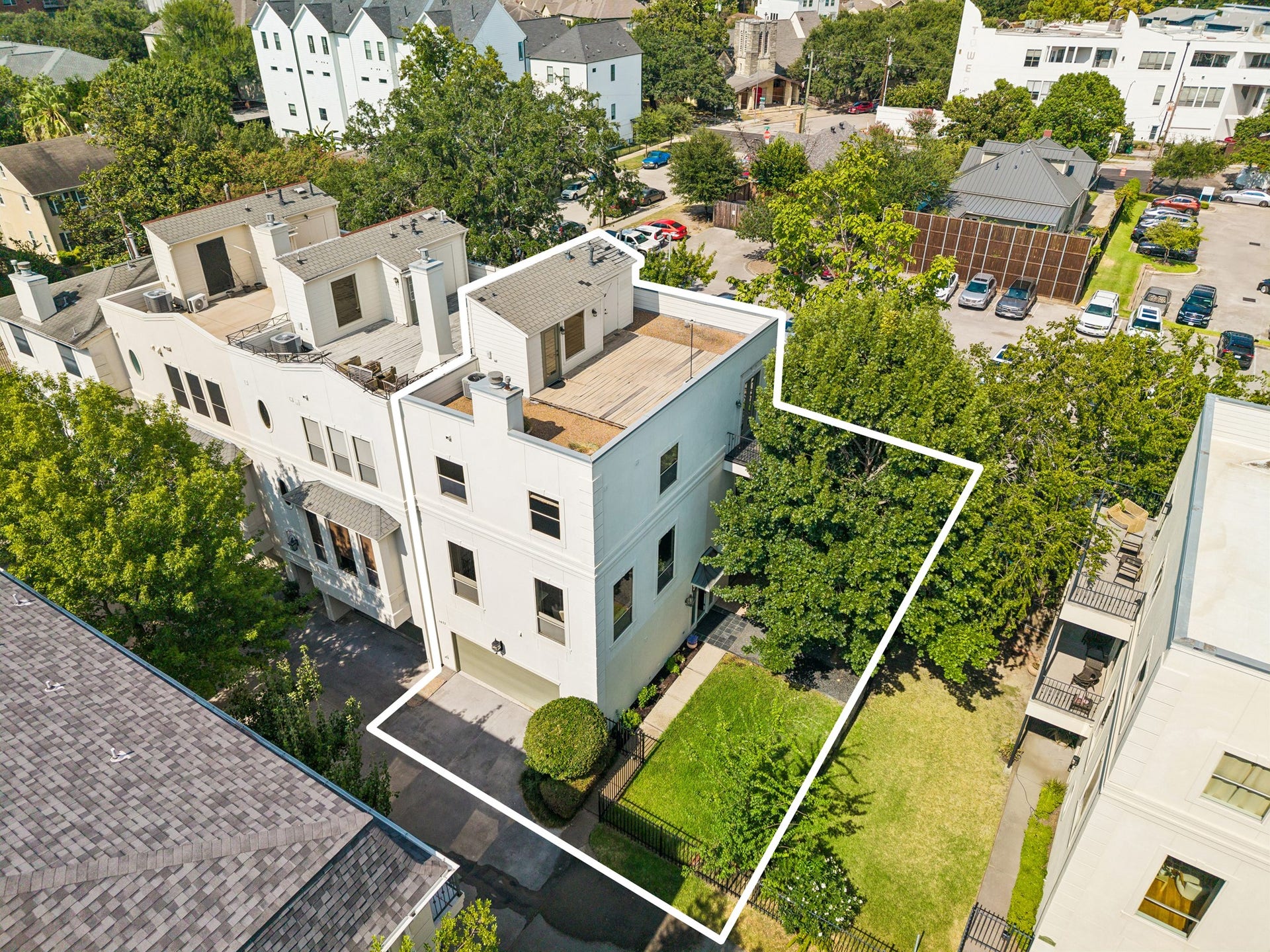 1477 Missouri Street, Houston, TX 77006 Aerial view outlining the property and the approximately 3,000 square-foot lot.