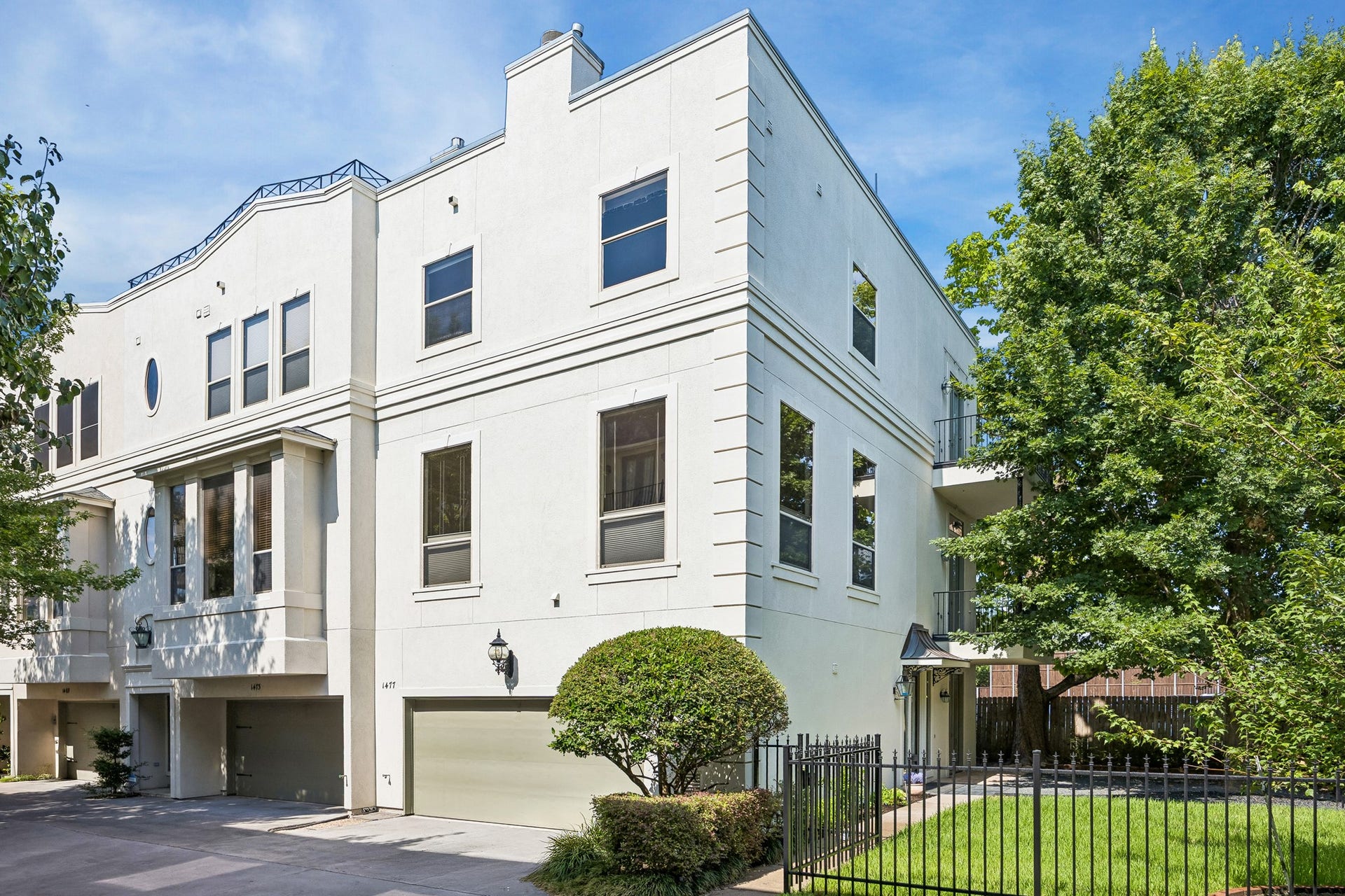 1477 Missouri Street, Houston, TX 77006 Exceptional end-unit residence in a gated Hyde Park community, offering a rare combination of privacy, natural light and generous indoor-outdoor living. Thoughtfully designed interiors, a private fenced yard, multiple balconies and an expansive rooftop terrace with panoramic Downtown views create a distinctive urban retreat in one of Houstons most desirable locations.