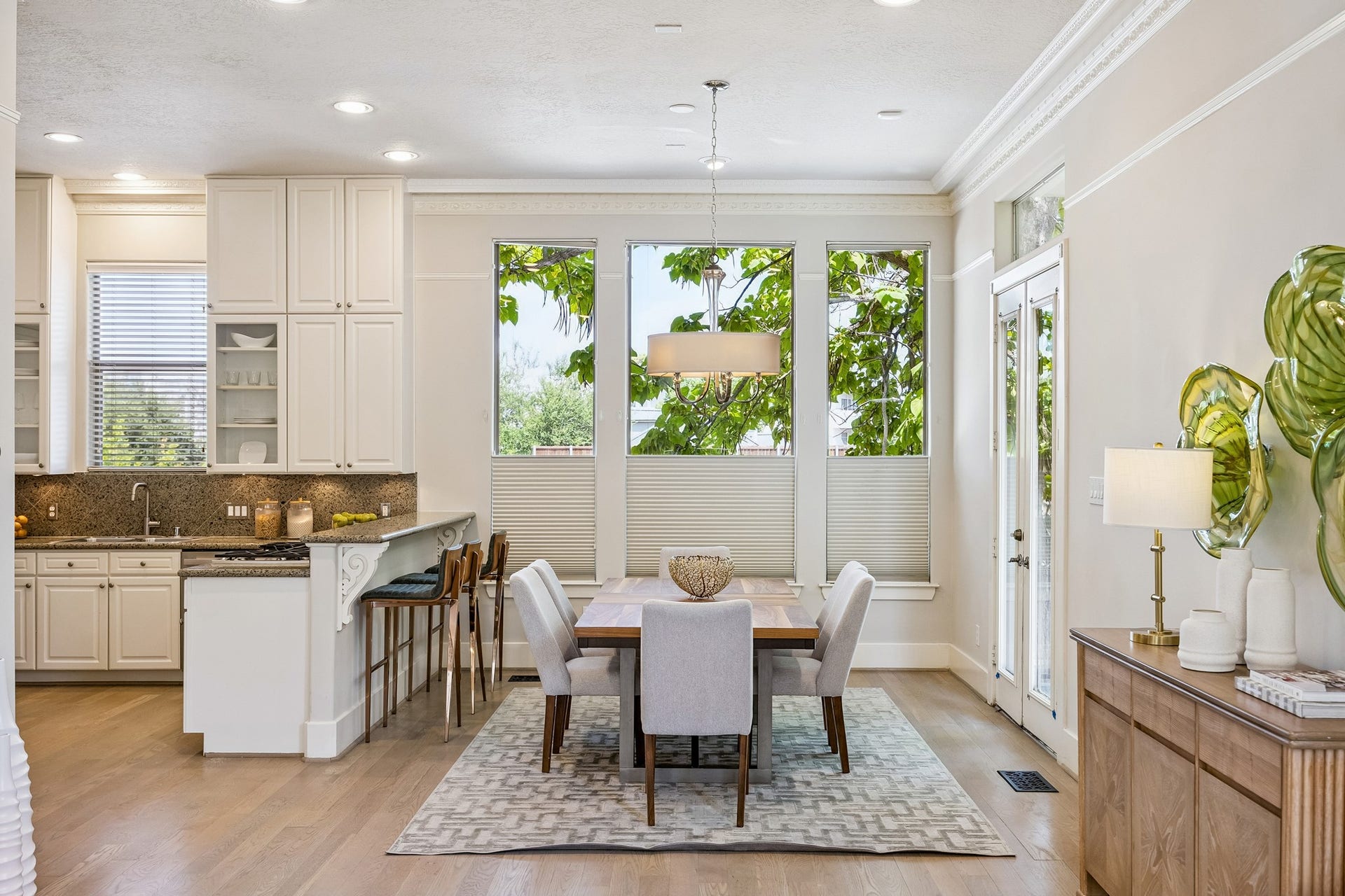 1477 Missouri Street, Houston, TX 77006 Dining area adjoining the kitchen with access to a private balcony.