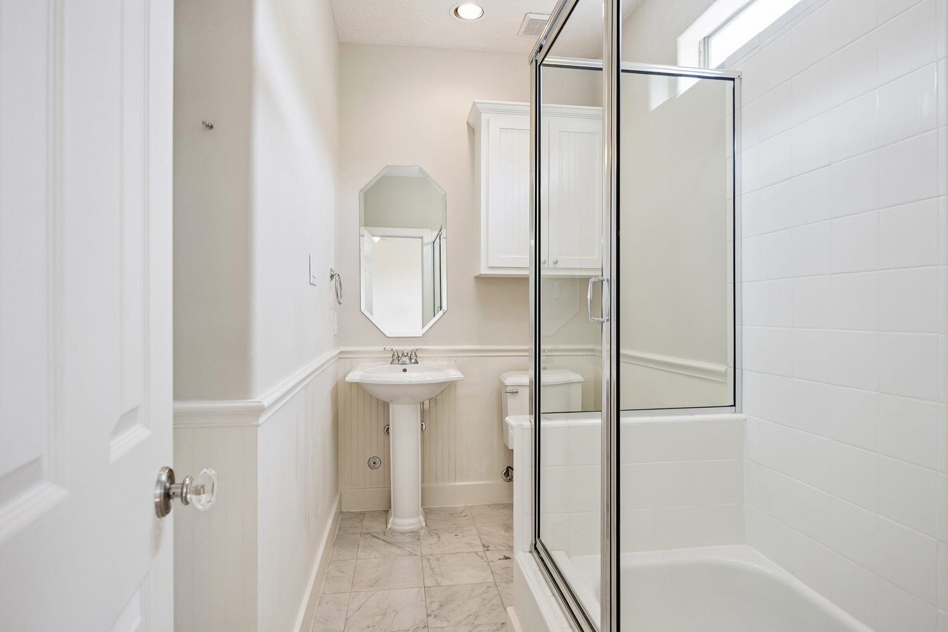 1477 Missouri Street, Houston, TX 77006 En-suite secondary bath with a glass enclosed tub/shower combination.