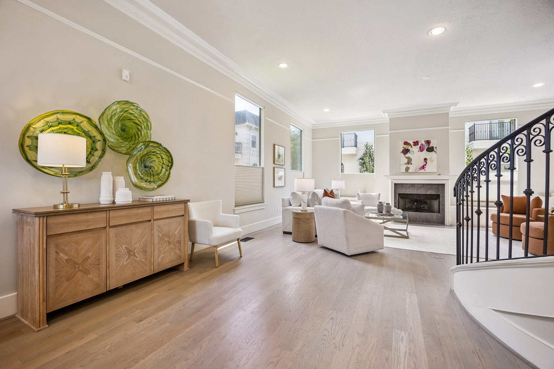 1477 Missouri Street, Houston, TX 77006 Open transitional space between the living and dining areas, creating an easy flow for everyday living and entertaining.
