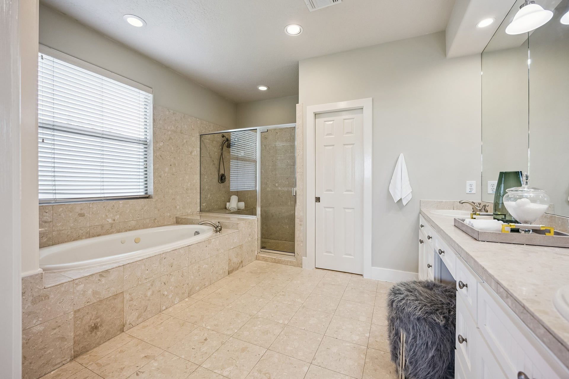 1477 Missouri Street, Houston, TX 77006 Primary bath with soaking tub, separate shower and extensive vanity space.
