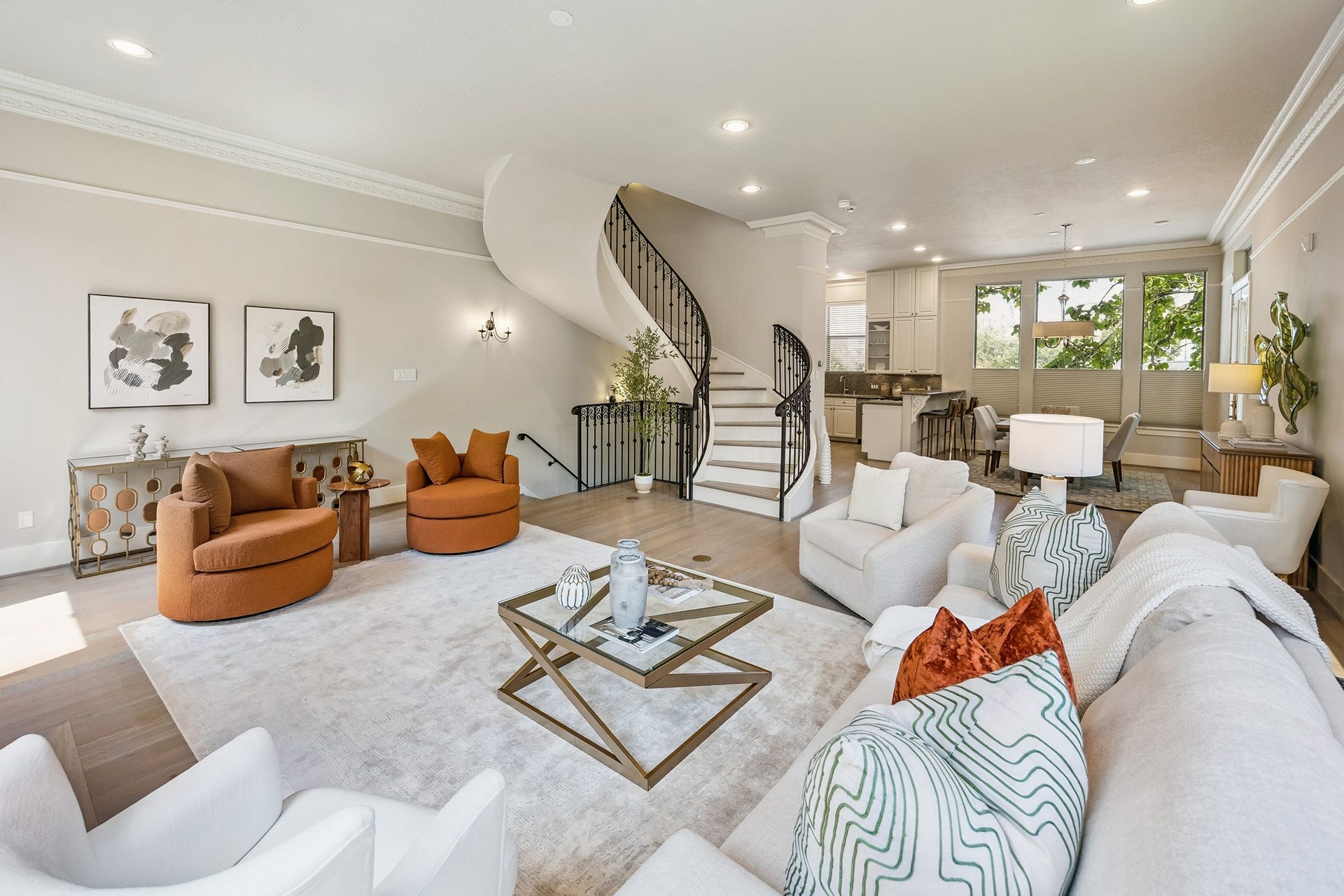 1477 Missouri Street, Houston, TX 77006 Exceptional end-unit residence in a gated Hyde Park community, offering a rare combination of privacy, natural light and generous indoor-outdoor living. Thoughtfully designed interiors, a private fenced yard, multiple balconies and an expansive rooftop terrace with panoramic Downtown views create a distinctive urban retreat in one of Houstons most desirable locations.