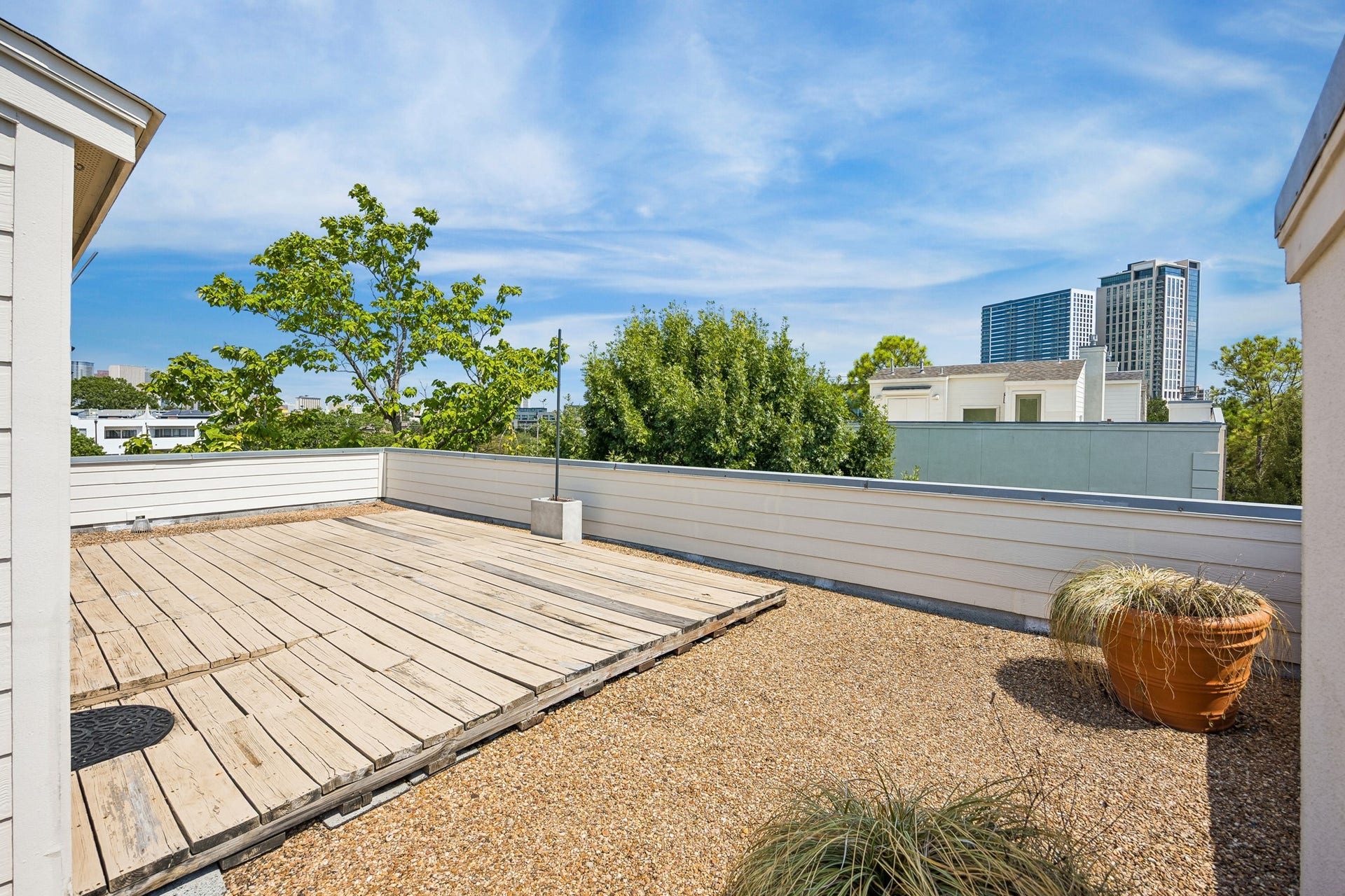 1477 Missouri Street, Houston, TX 77006 Expansive rooftop terrace offering an exceptional outdoor setting with sweeping city views. A storage shed is also conveniently located on the rooftop.