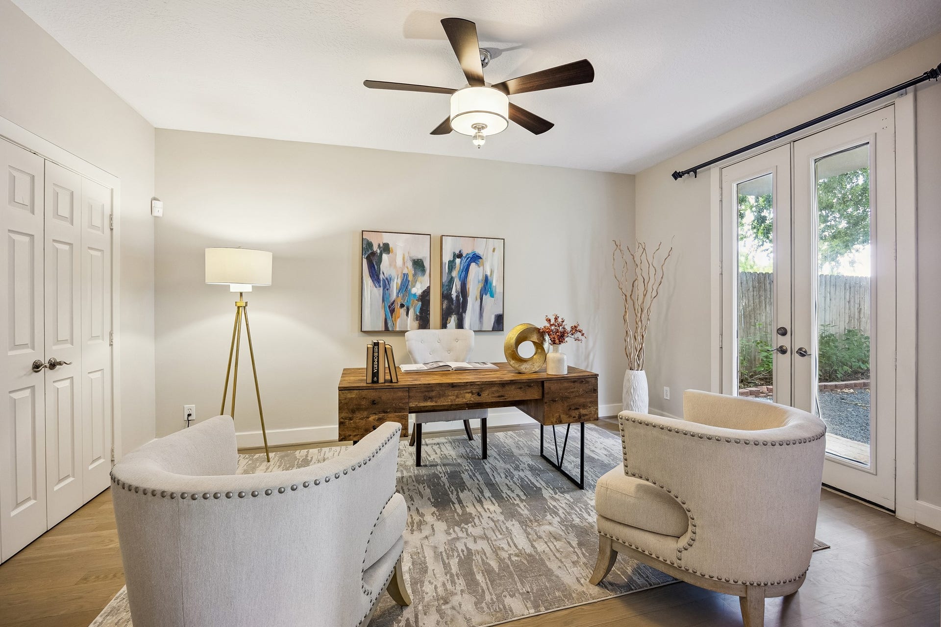 1477 Missouri Street, Houston, TX 77006 Sliding pocket doors open into the first-level bedroom with double French doors providing direct access to the yard.