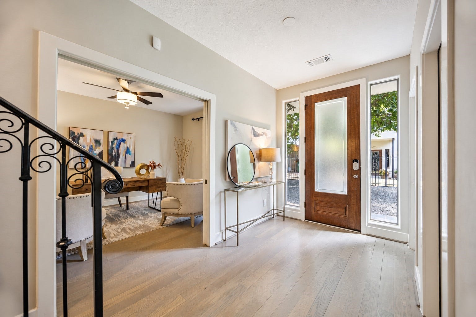 1477 Missouri Street, Houston, TX 77006 Welcoming entry with a glass front door, sidelights and a view into the first-floor bedroom. Access to the 2-car attached garage, utility area and storage room are to the right.