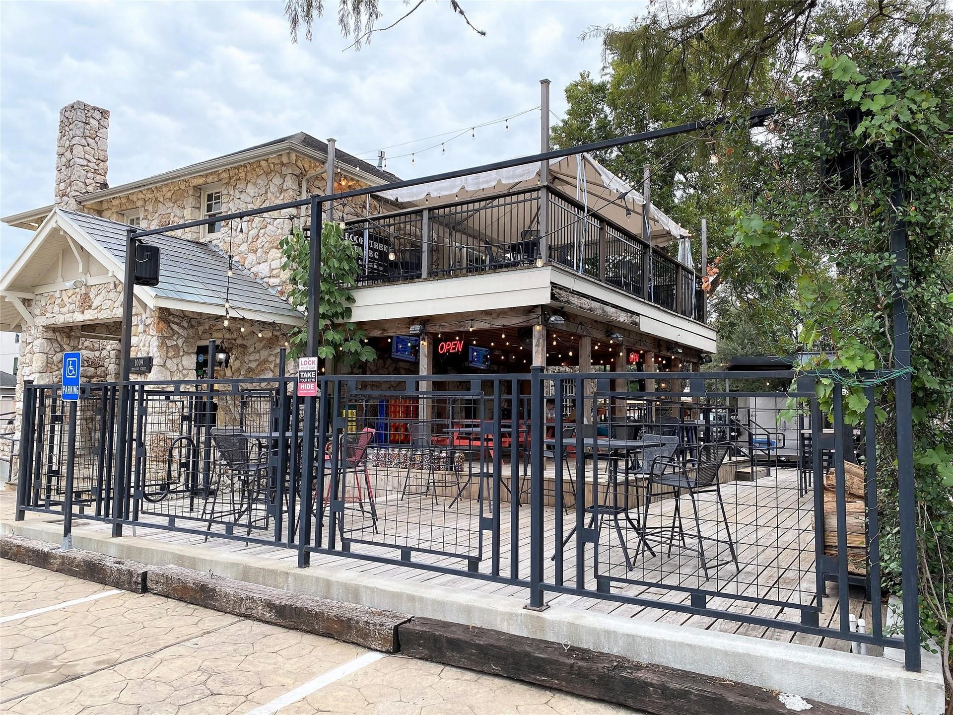 1477 Missouri Street, Houston, TX 77006 Do you like BBQ? Brookstreet BBQ just a few blocks away.