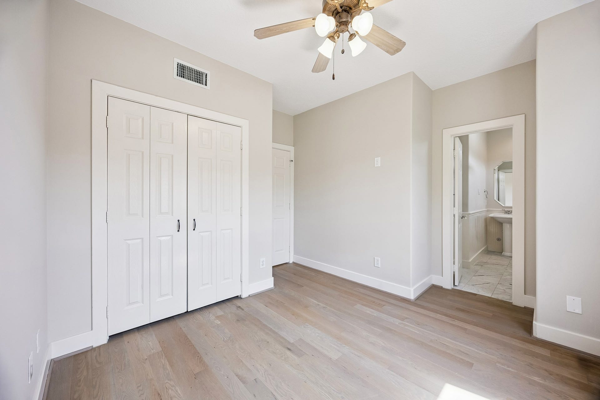 1477 Missouri Street, Houston, TX 77006 The bedroom provides a full bath and generous closet space.