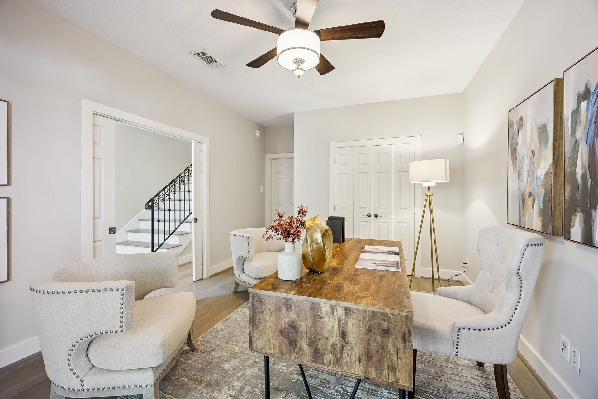 1477 Missouri Street, Houston, TX 77006 Private first-floor bedroom offers flexible use as a guest suite or home office.