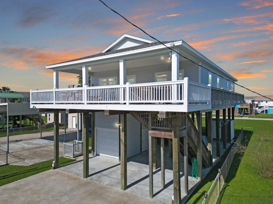 Property photo for 942 Meynig Drive, Crystal Beach, TX