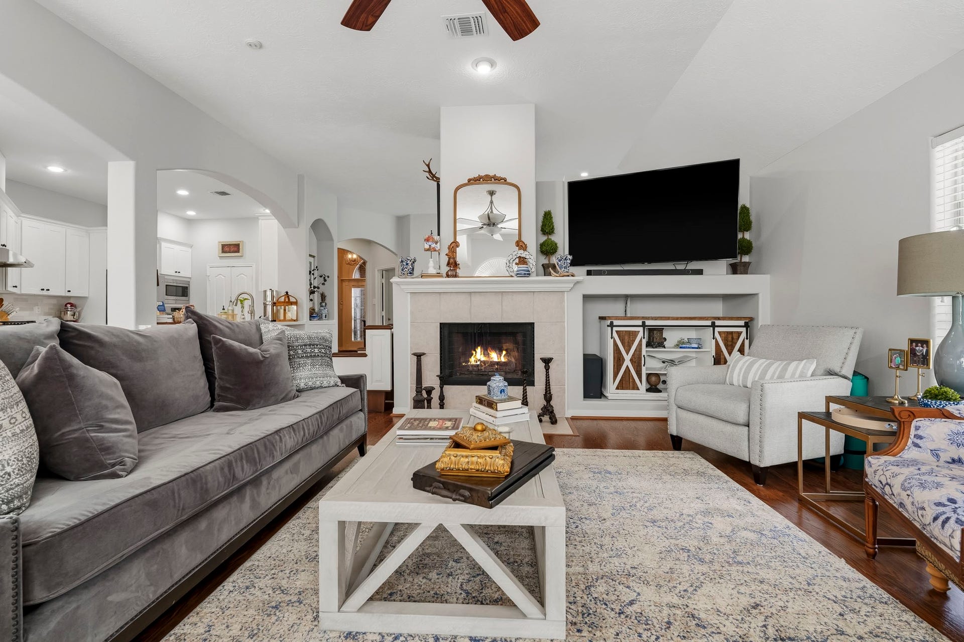 3905 Kimberly Drive, Pearland, TX 77581 Bright and open living space perfect for relaxing and entertaining
