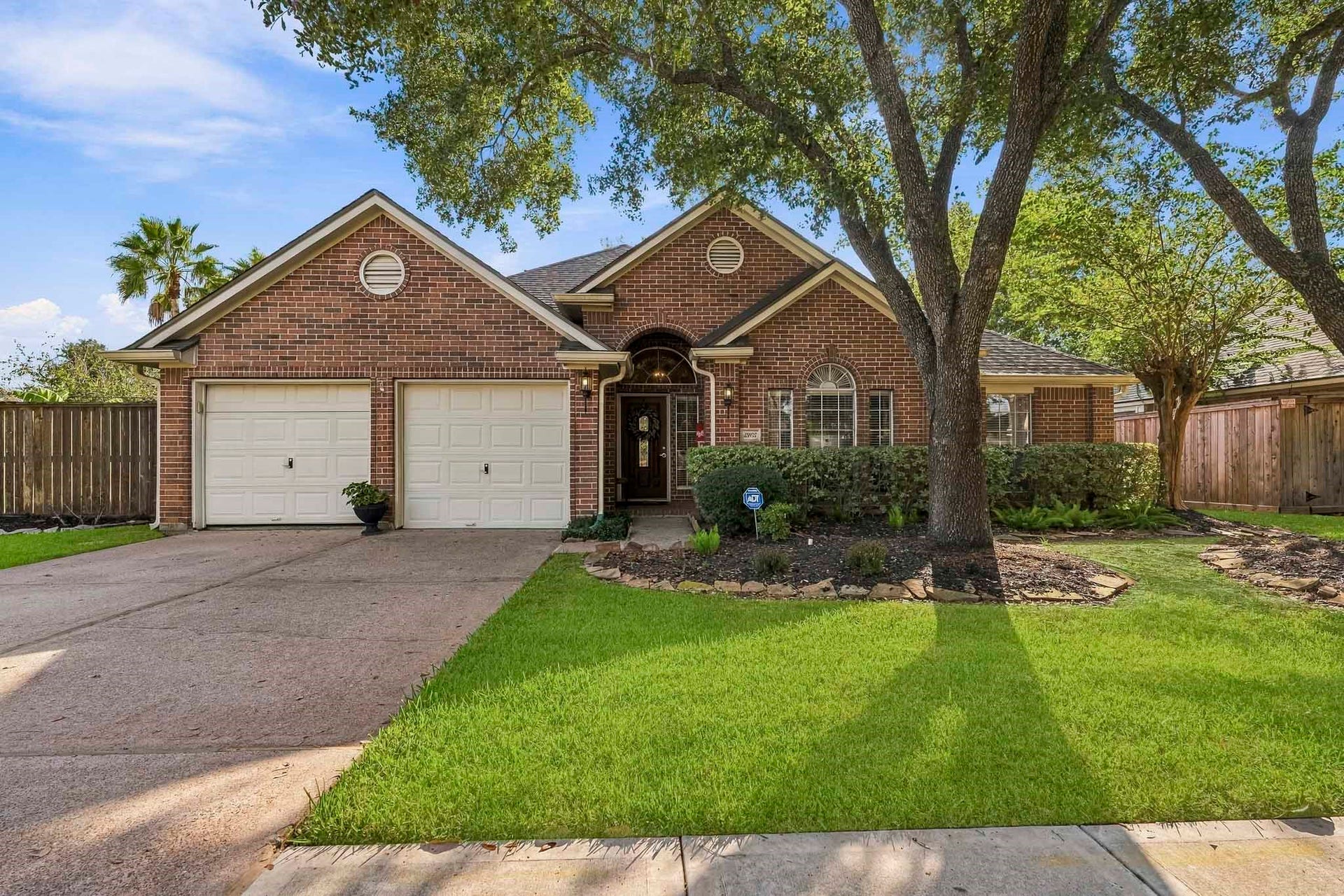 3905 Kimberly Drive, Pearland, TX 77581 Quiet front yard with cul de sacs on both ends!