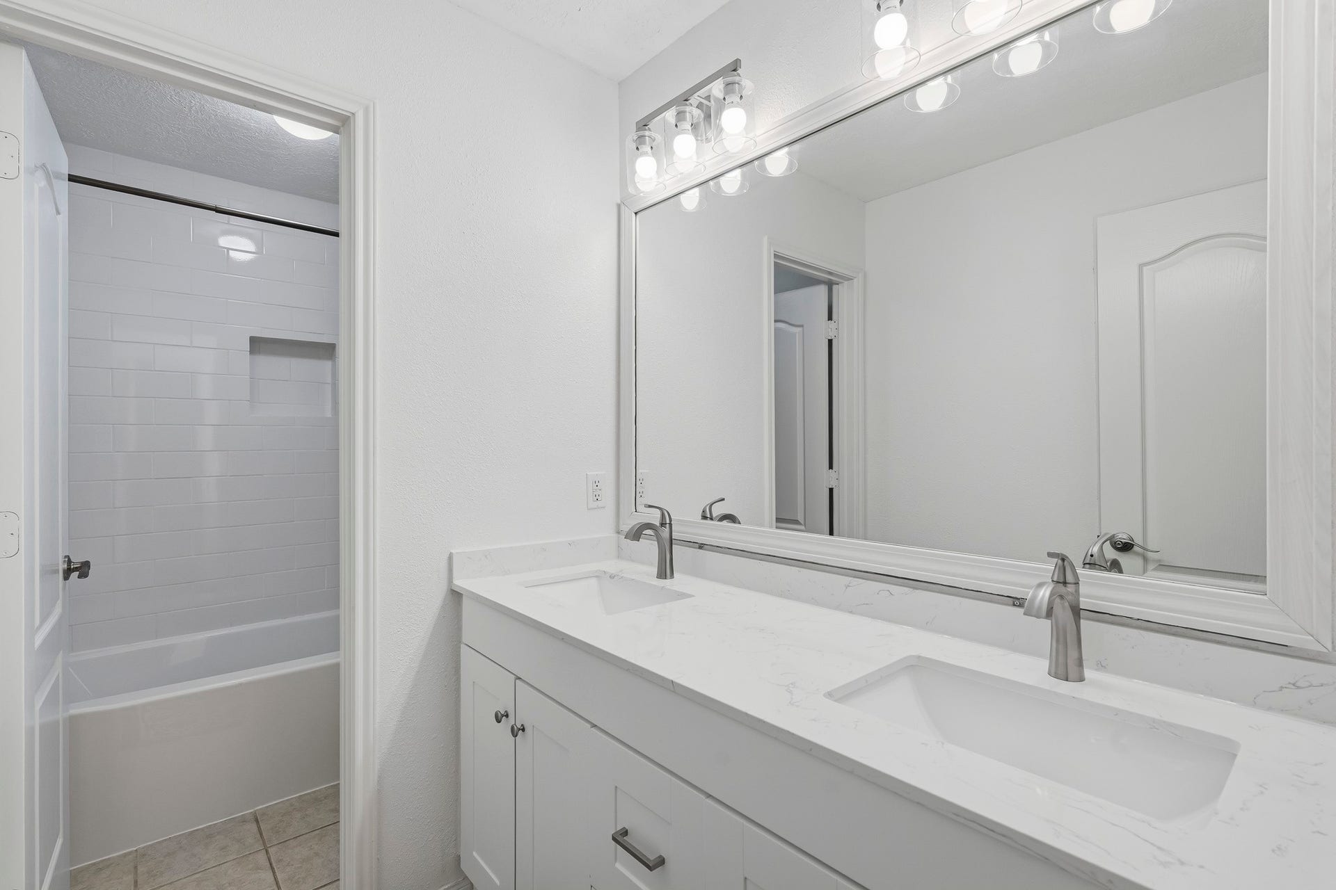 3905 Kimberly Drive, Pearland, TX 77581 Secondary bathroom with separate toilet/bathing area. Perfect for shared space!