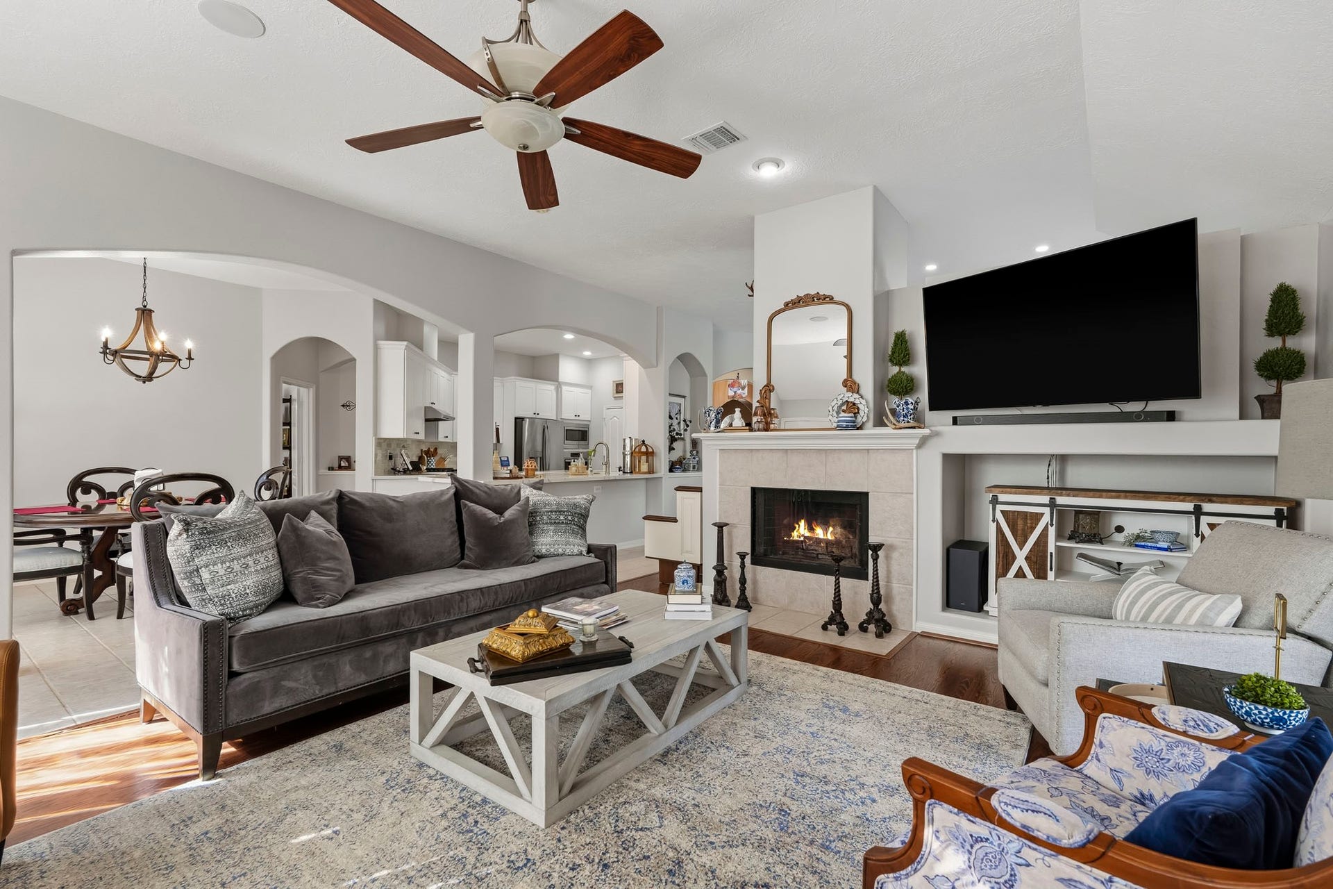 3905 Kimberly Drive, Pearland, TX 77581 Living room with clear sightlines to breakfast nook and kitchen - counter-height bar great for parties and family gatherings