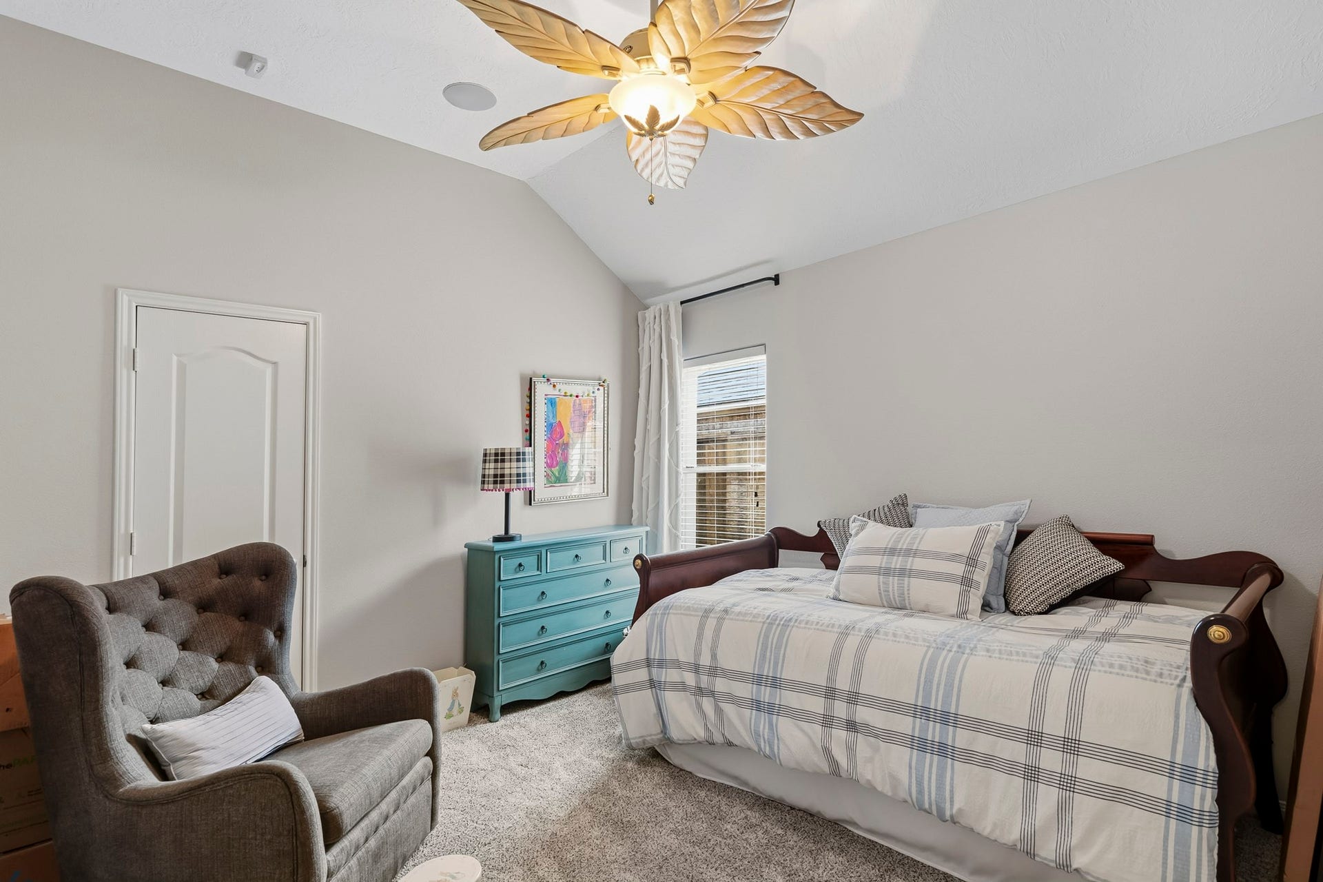 3905 Kimberly Drive, Pearland, TX 77581 Seconadry bedroom off front hallway