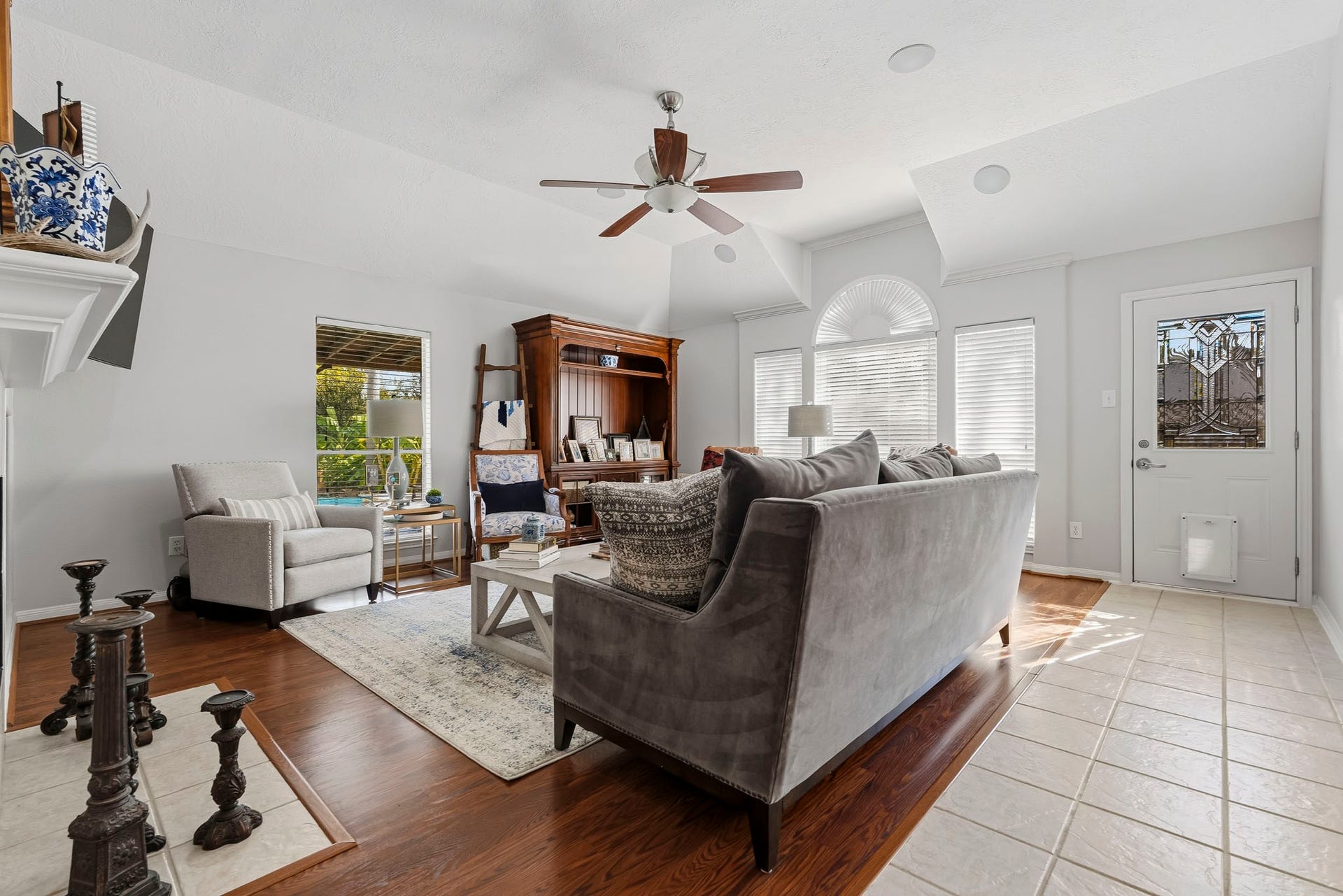 3905 Kimberly Drive, Pearland, TX 77581 One more look at the spacious living area!