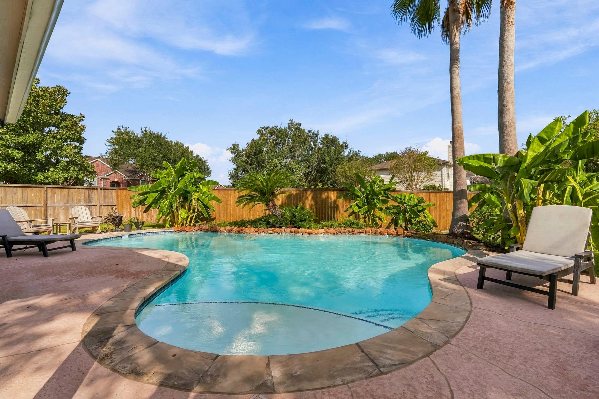 3905 Kimberly Drive, Pearland, TX 77581 Enjoy your pool from March-October!