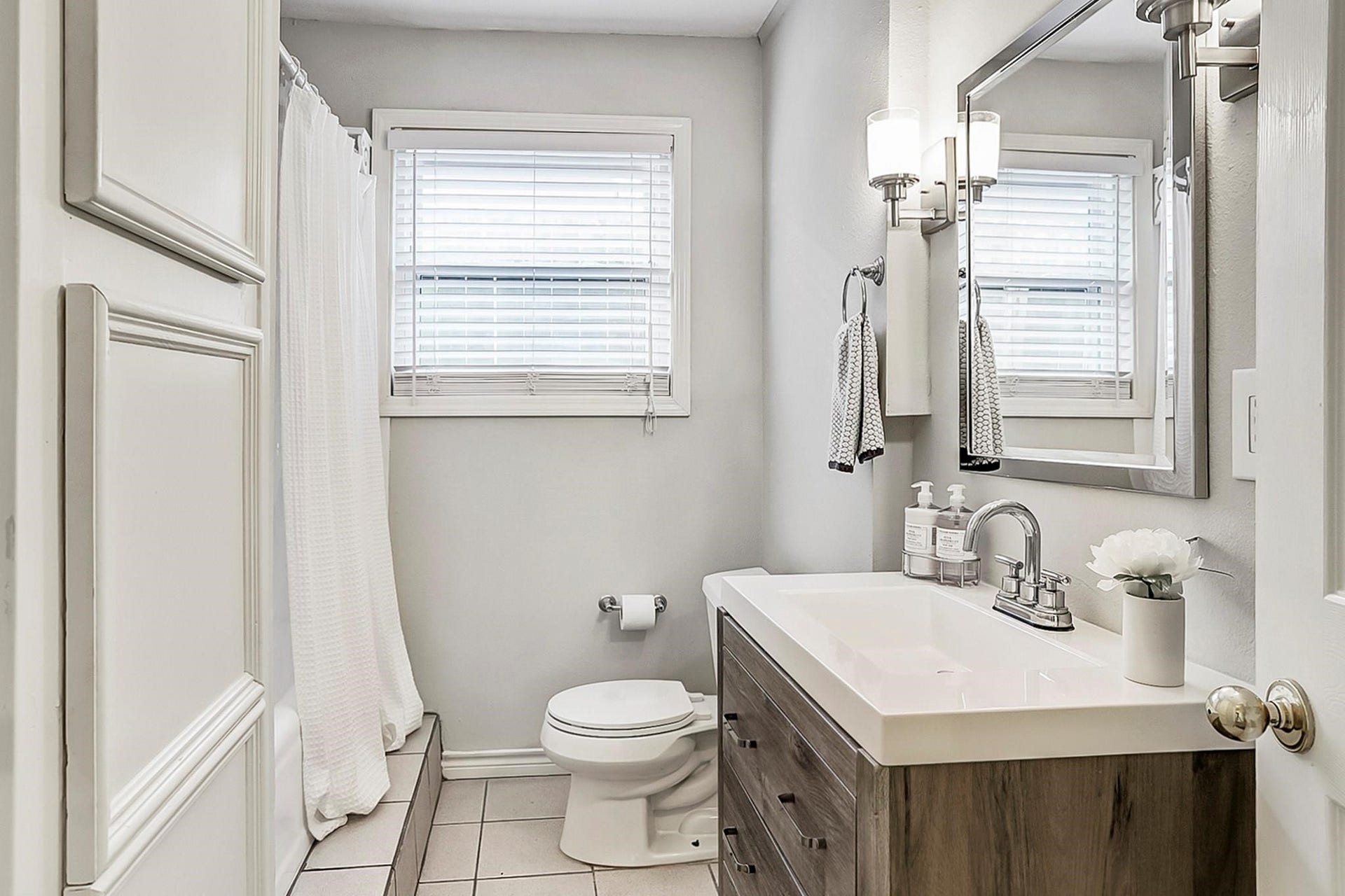 9402 Bevlyn Drive, Houston, TX 77025 Hallway Bathroom: Located between the two bedrooms.