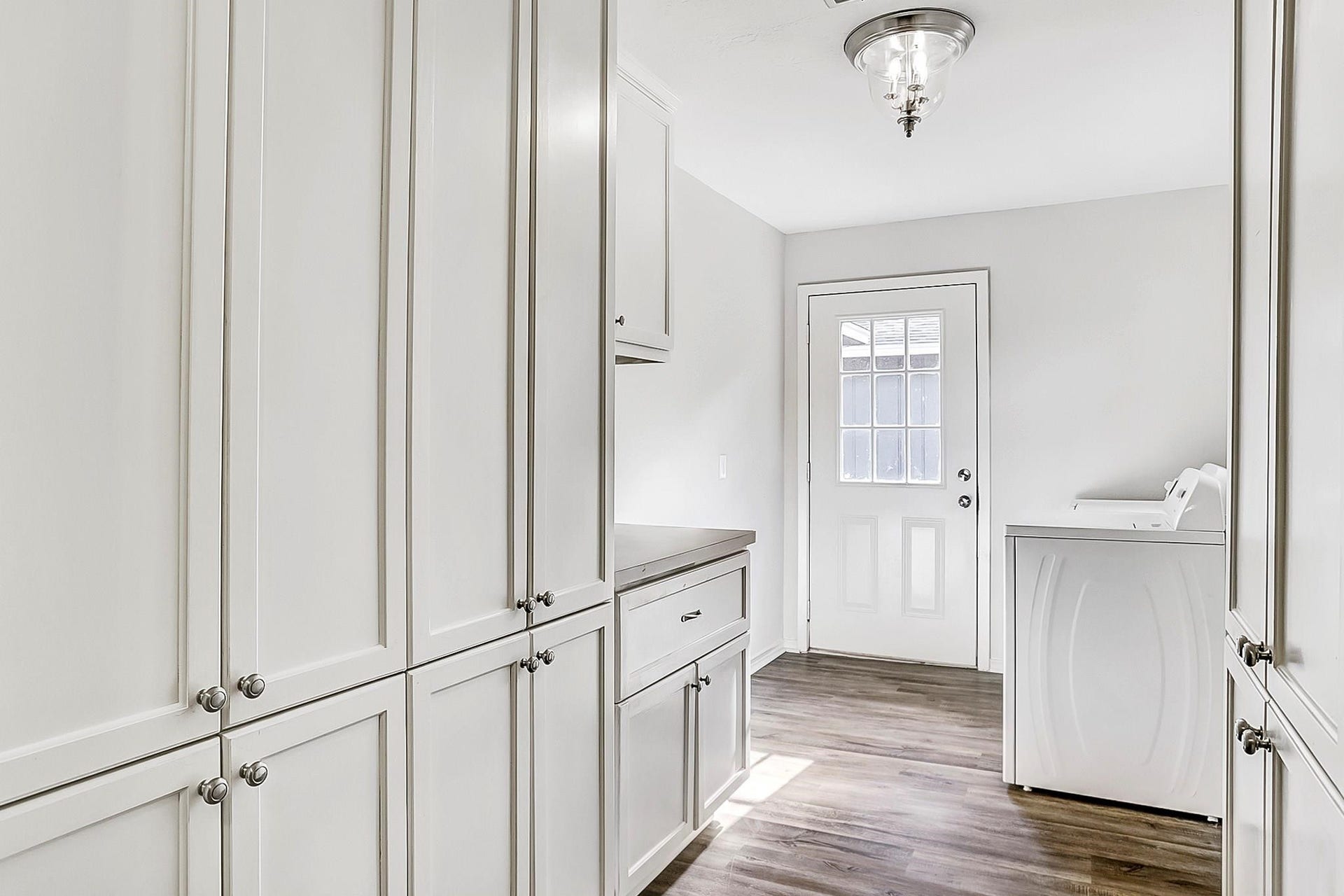 9402 Bevlyn Drive, Houston, TX 77025 Mudroom/Utility Room: Washer and Dryer included, plenty of storage and convenient side entrance to house.
