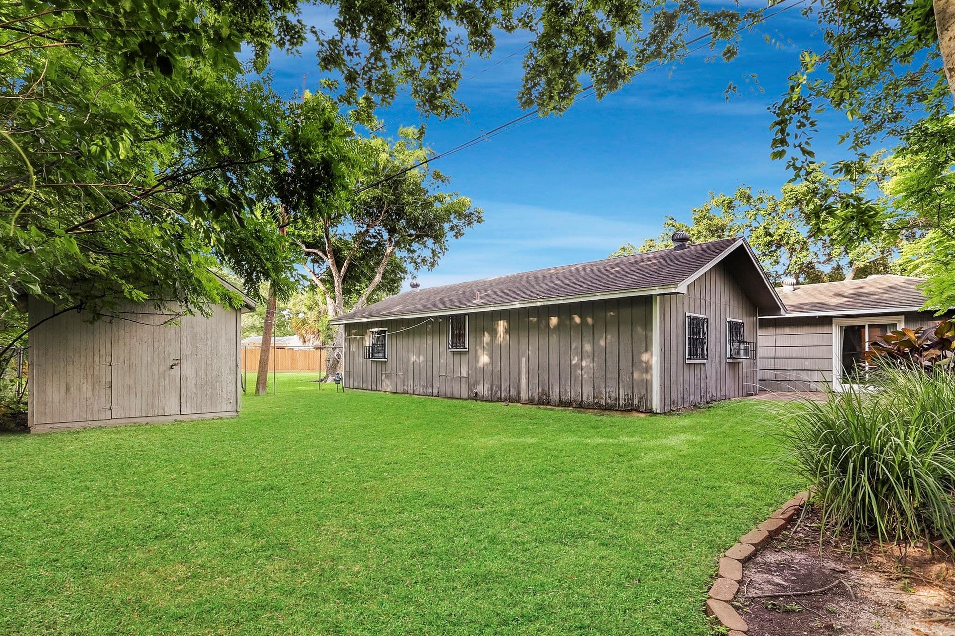 9402 Bevlyn Drive, Houston, TX 77025 Large backyard showing detached extra room/storage.