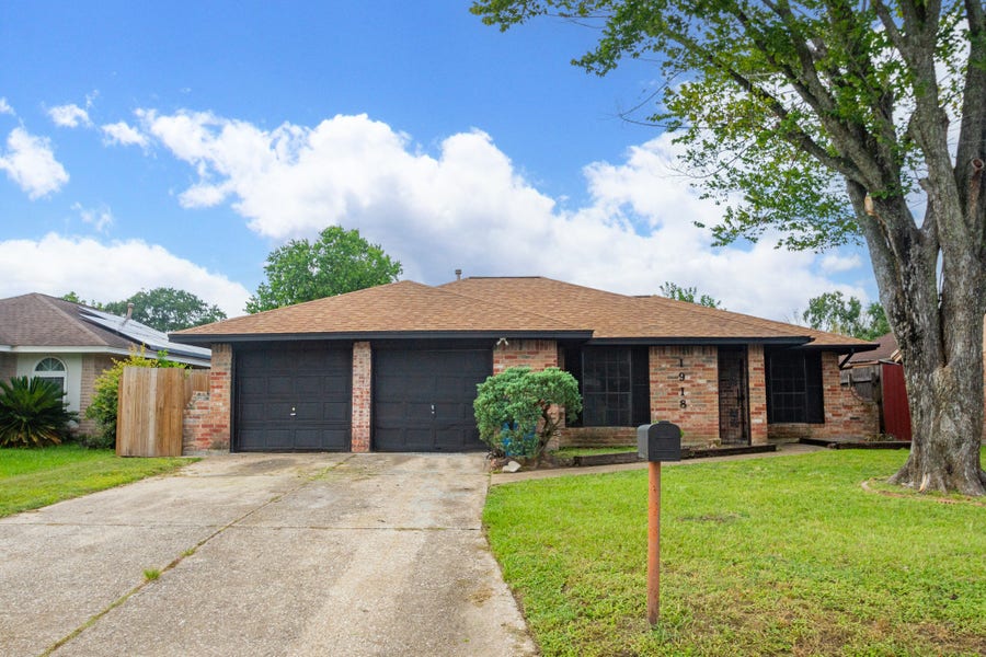 Property photo for 1918 Deerhurst Lane, Houston, TX