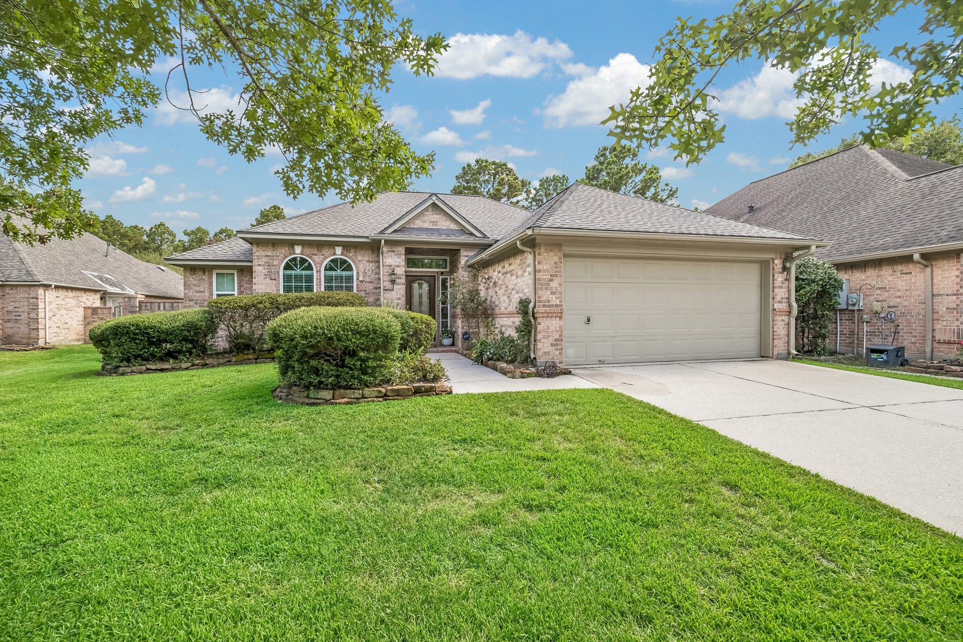 4606 Millingham Court, Kingwood, TX 77345 David Weekley Woodway one story patio home located in the Enclave