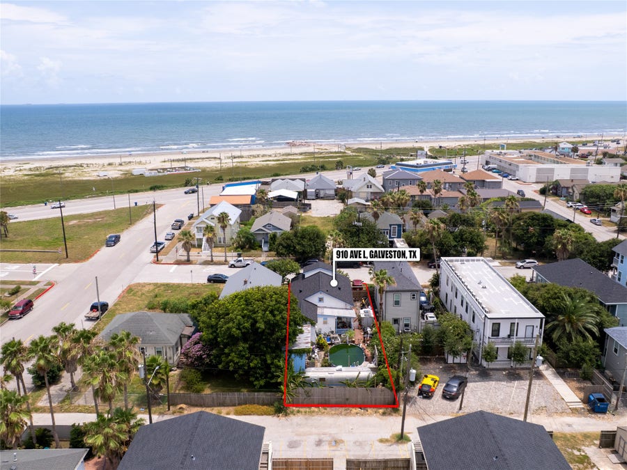 Property photo for 910 Avenue L, Galveston, TX