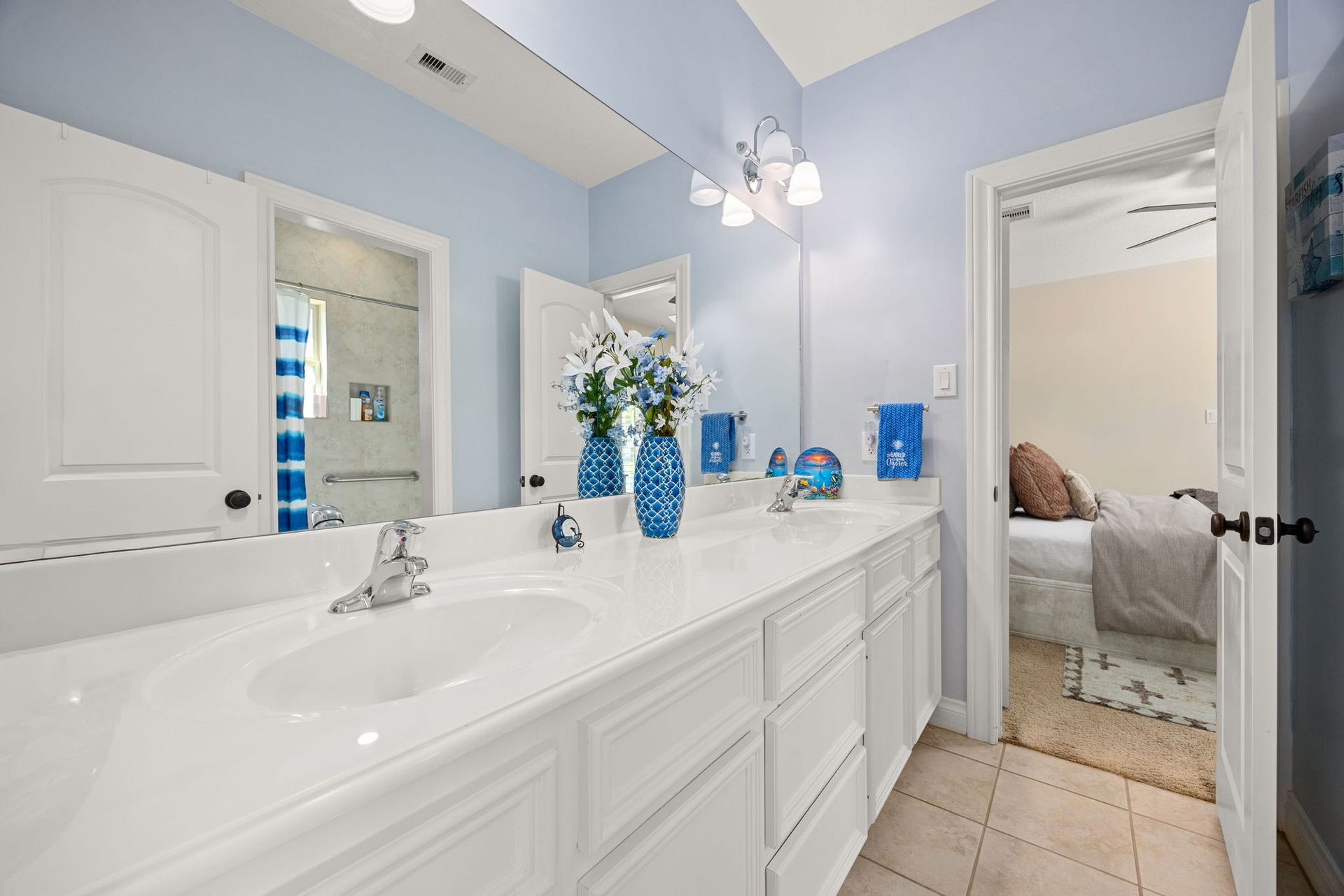 13506 Stagecoach Road, Magnolia, TX 77355 This Jack-and-Jill bath offers convenience and style with a dual-sink vanity, ample storage, and a neutral palette connecting two spacious bedrooms, perfect for guests or family.
