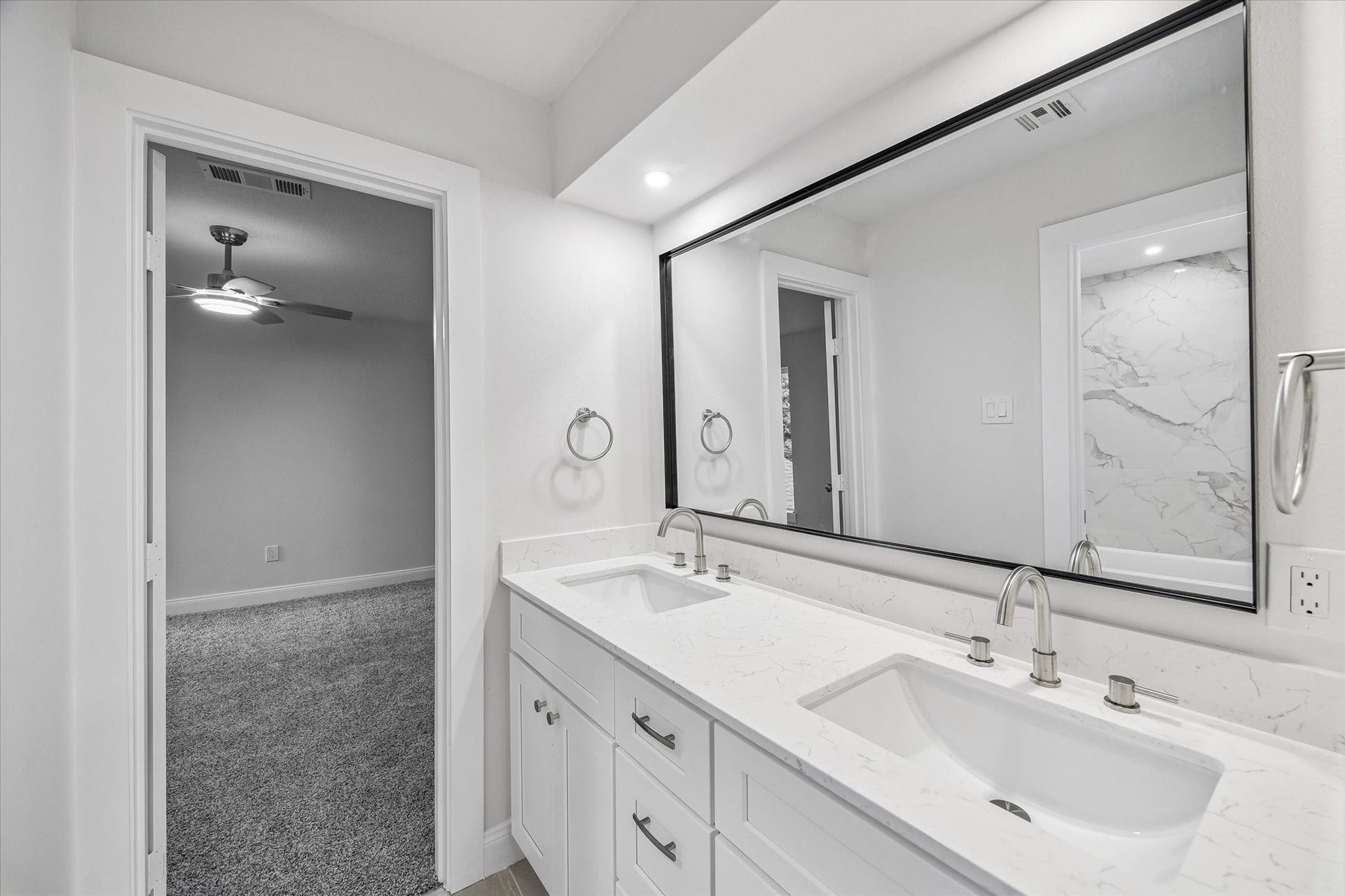 11947 Fawnview Drive, Houston, TX 77070 shared bathroom between bedroom 2 and 3.