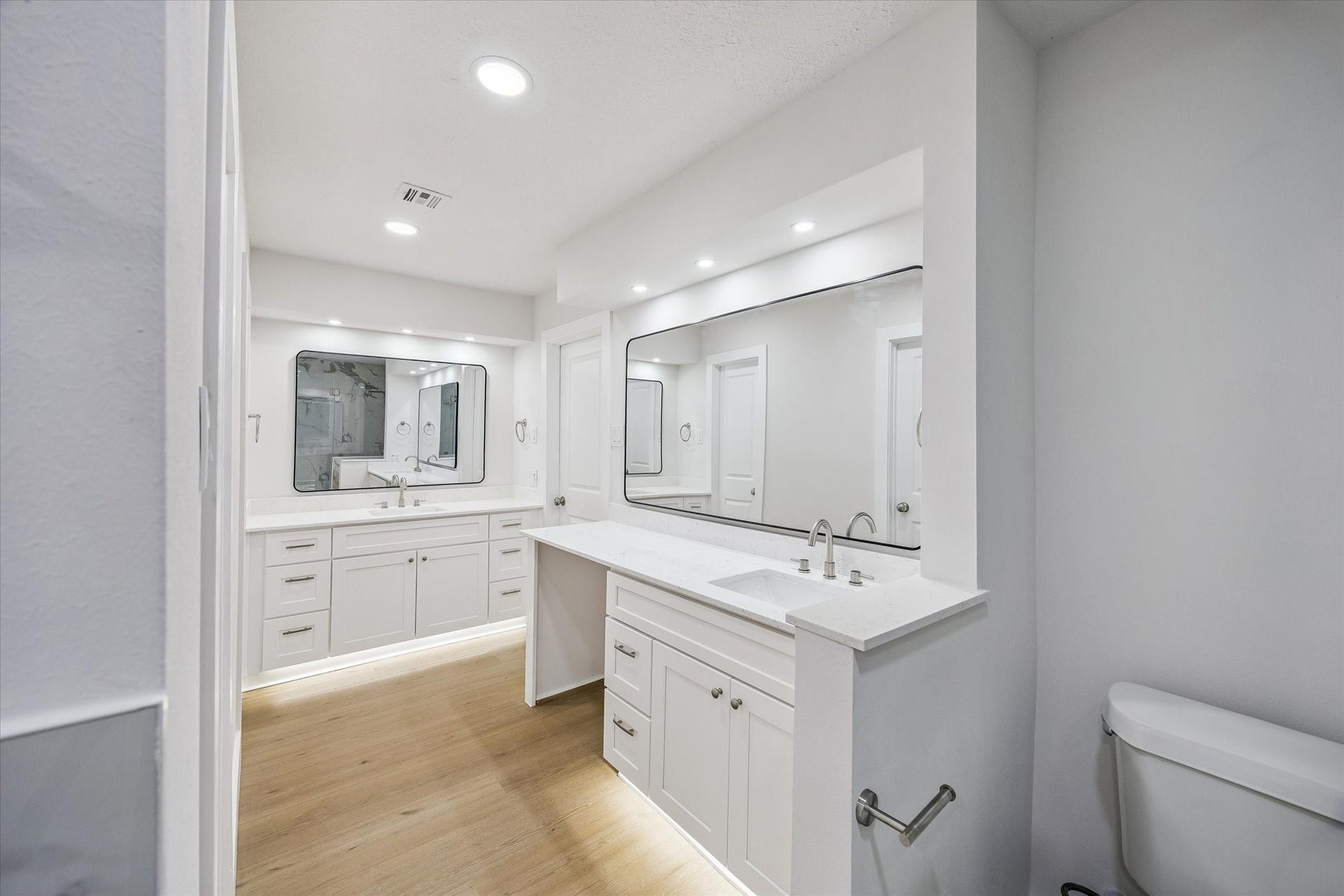 11947 Fawnview Drive, Houston, TX 77070 Clean modern finish throughout.