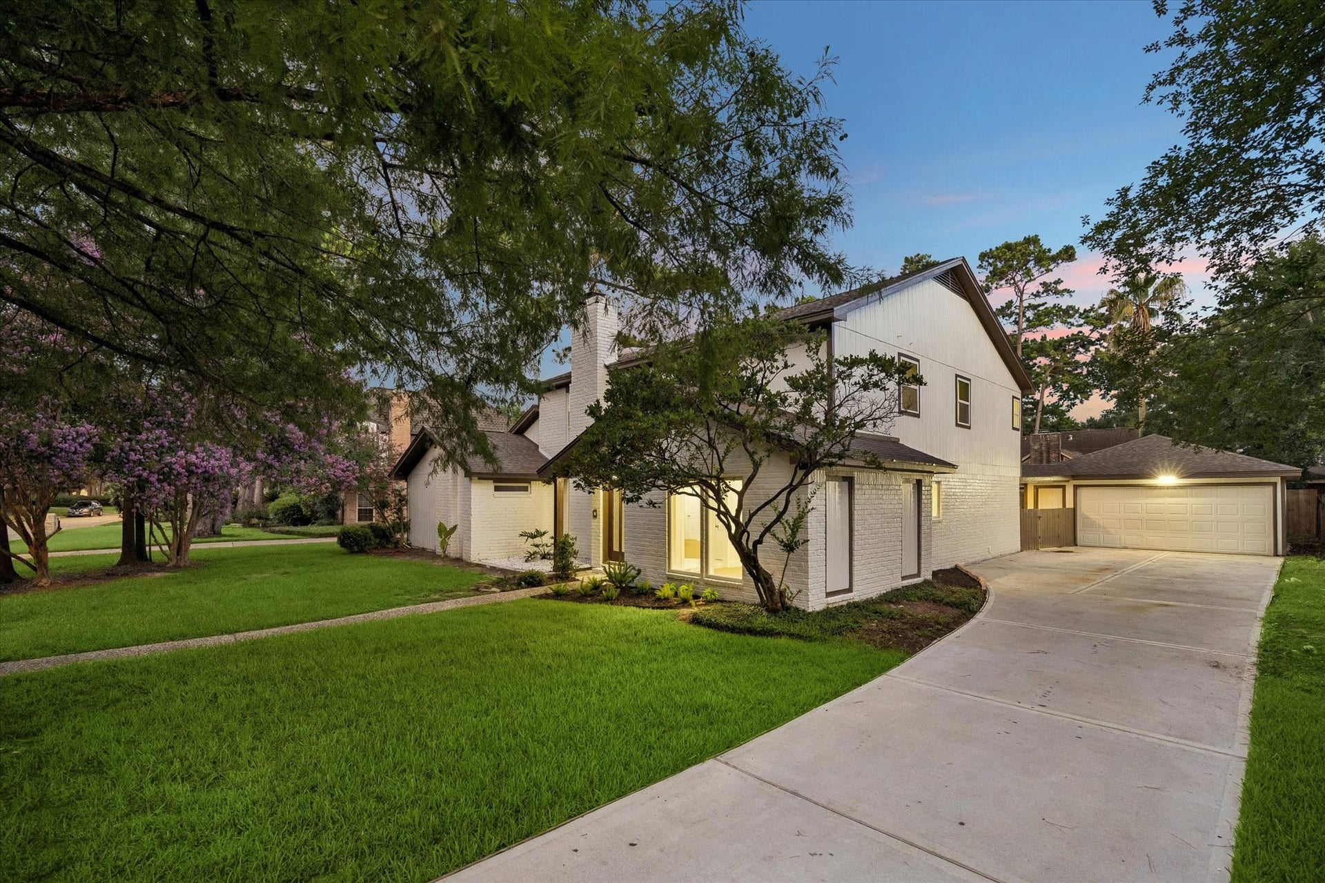 11947 Fawnview Drive, Houston, TX 77070 long 75ft+ driveway, detached garage with covered walkway.