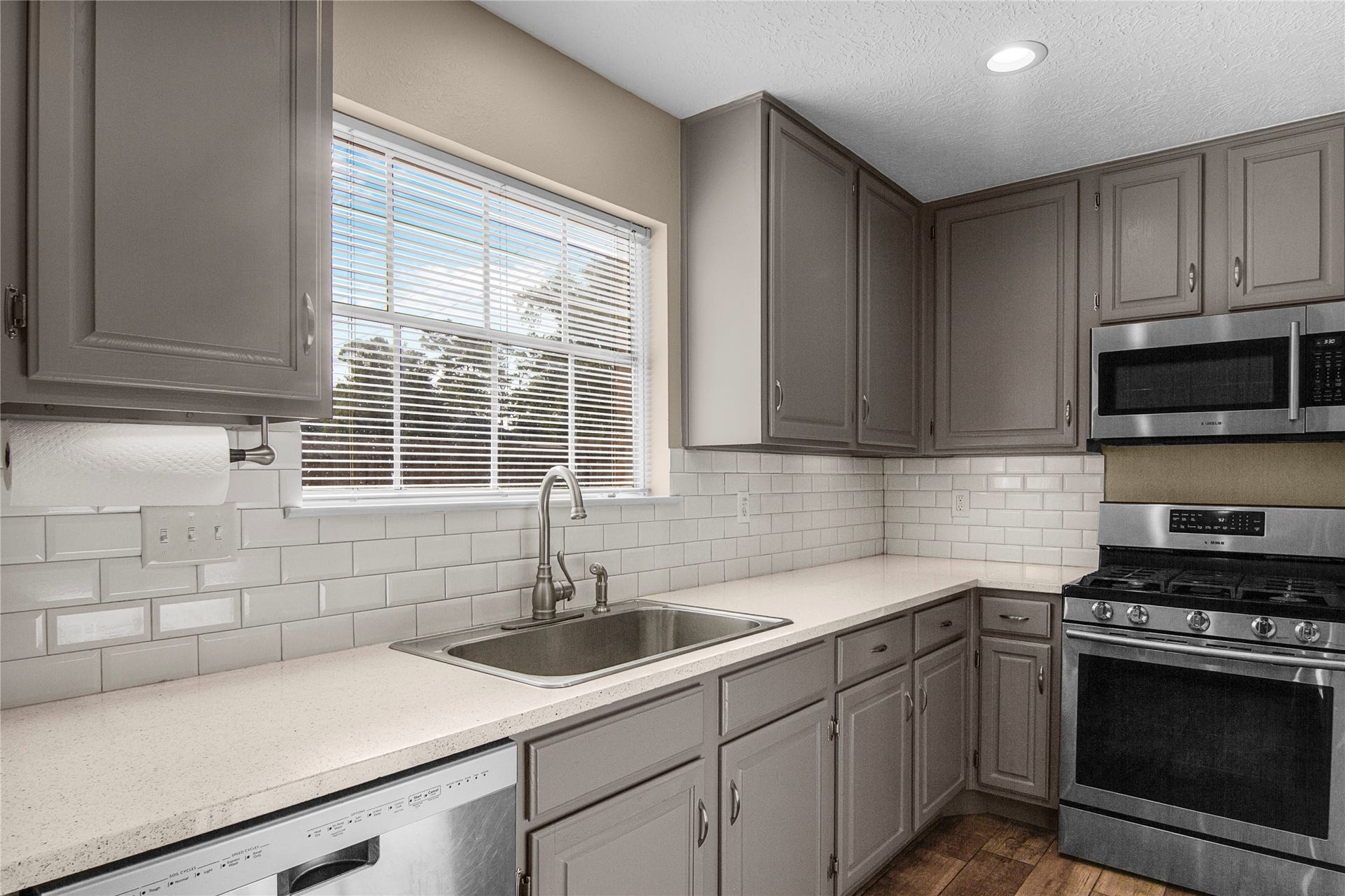 12503 Oakcroft Drive, Houston, TX 77070 upgraded countertops and gas range