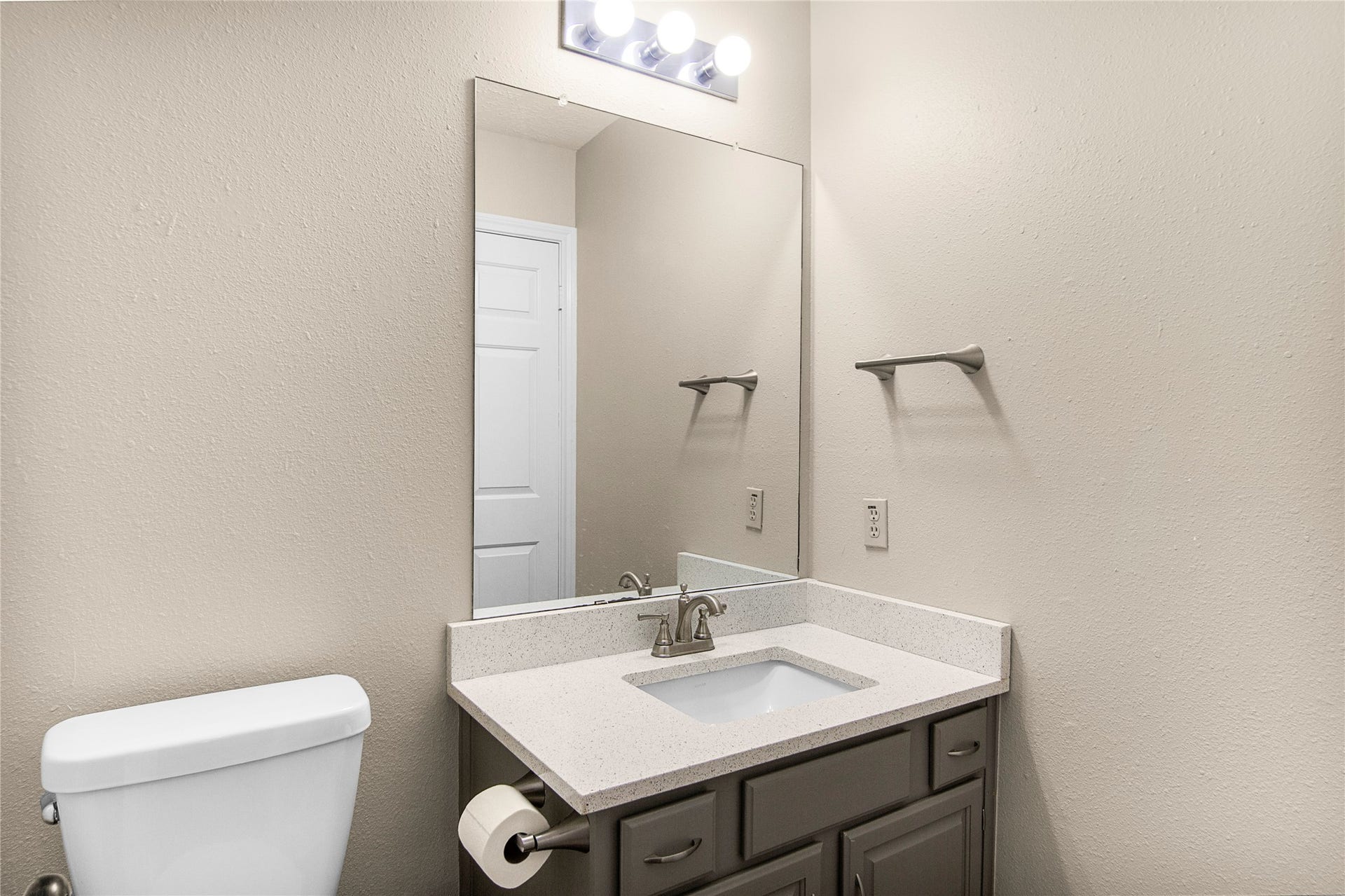 12503 Oakcroft Drive, Houston, TX 77070 spare bathroom by stairs