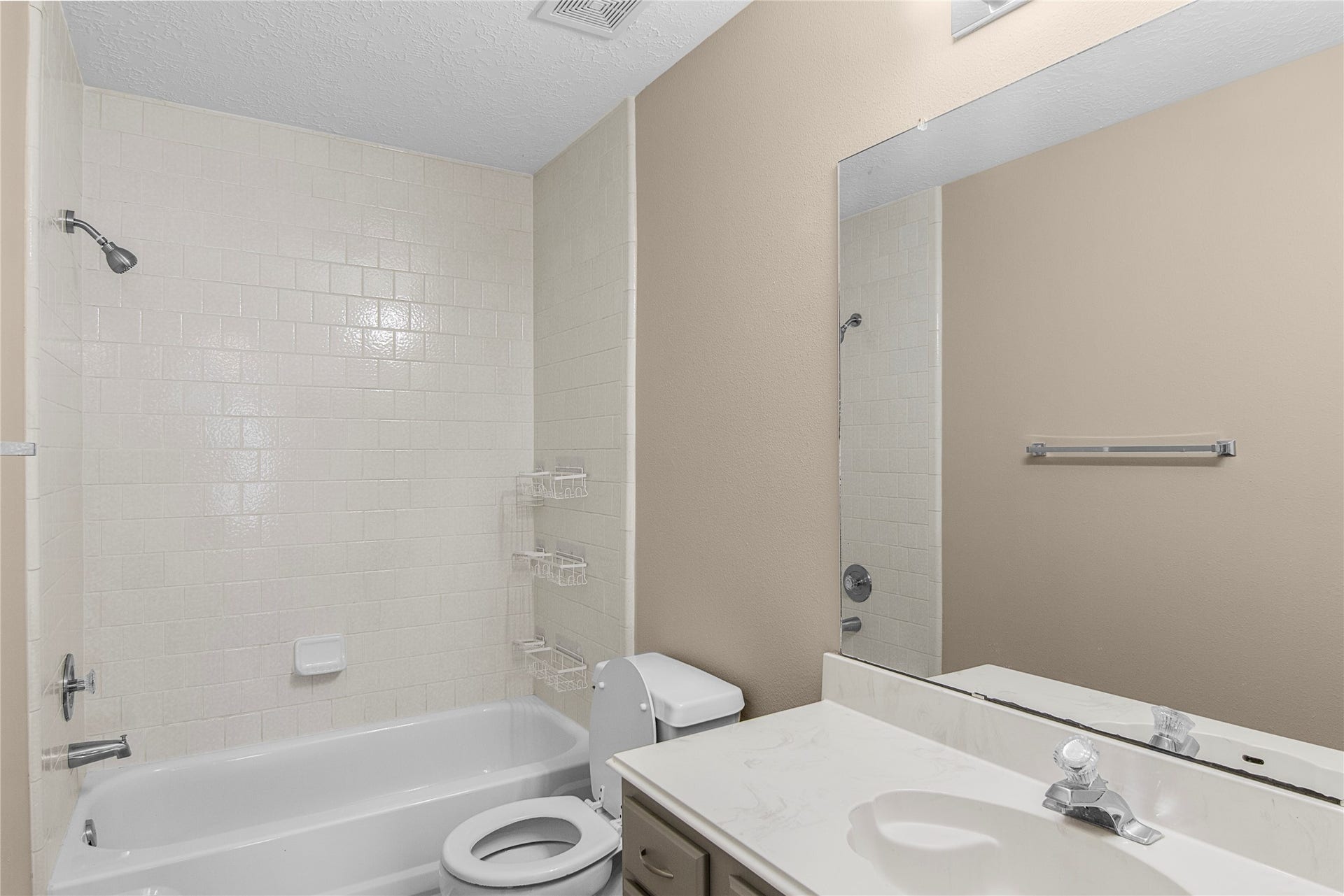 12503 Oakcroft Drive, Houston, TX 77070 full bathroom upstairs off of short hallway